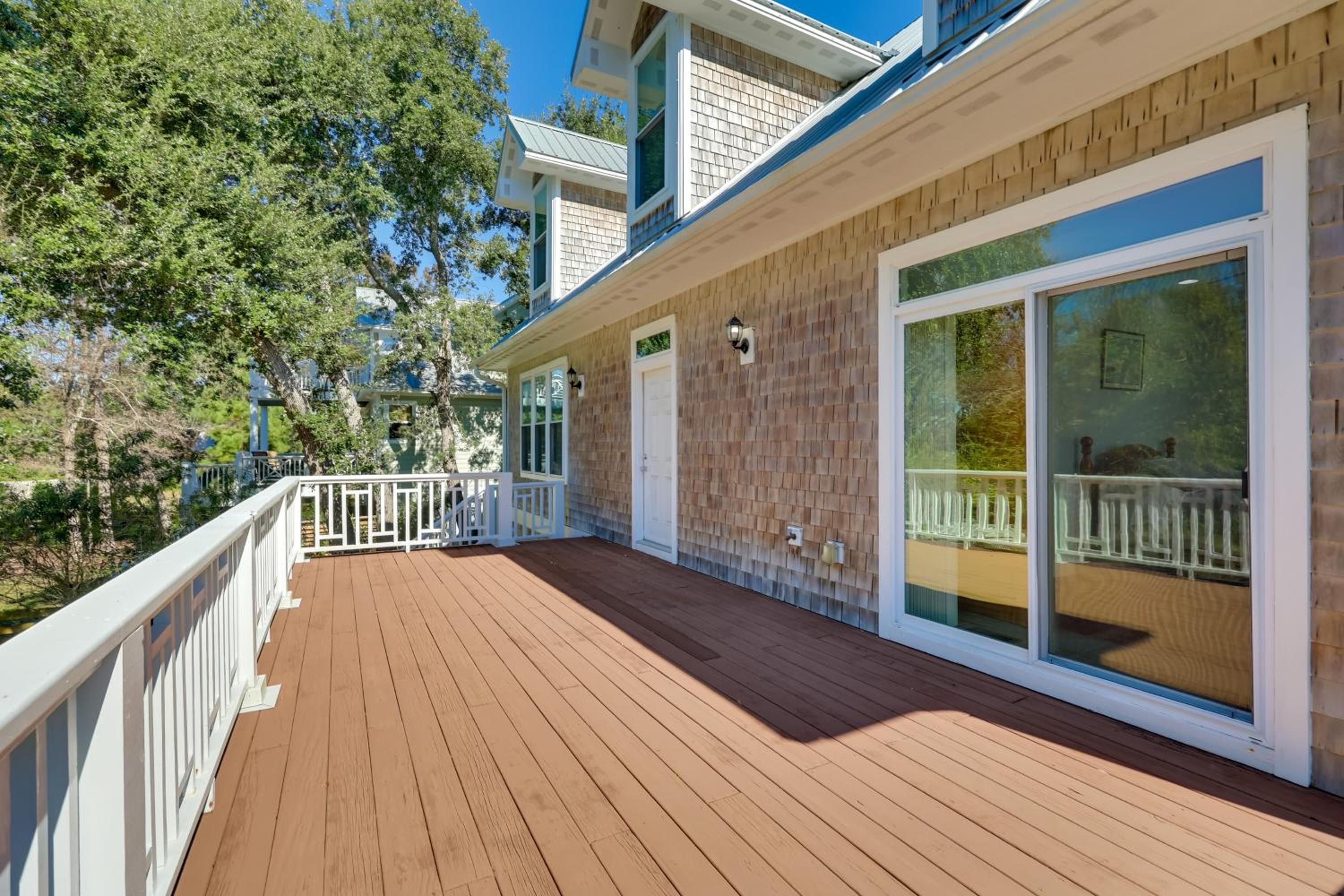 2nd-Floor Unit with Deck! 1 Mi to Carolina Beach