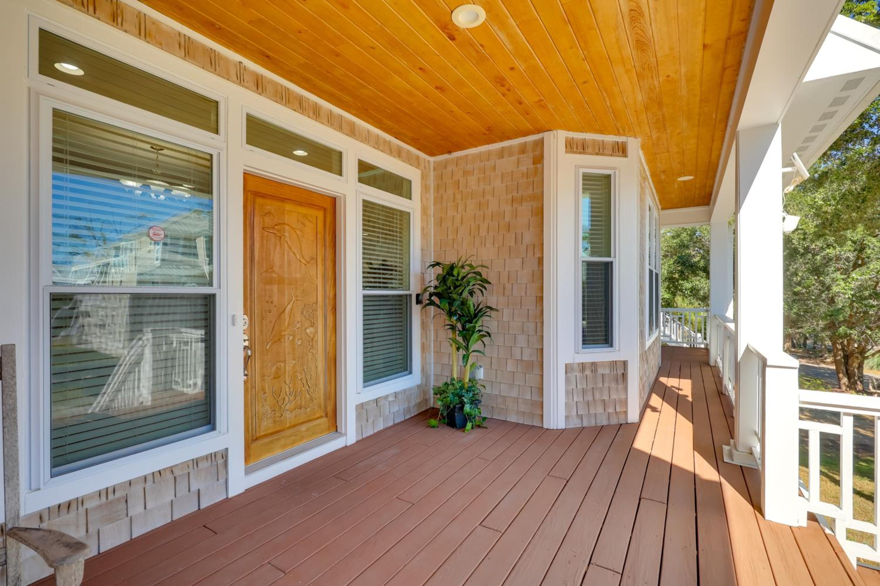 2nd-Floor Unit with Deck! 1 Mi to Carolina Beach