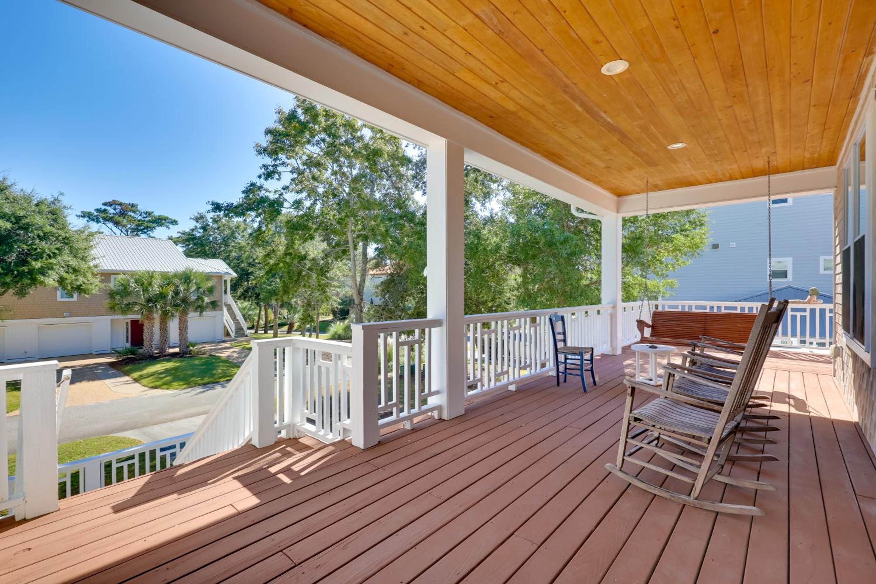 2nd-Floor Unit with Deck! 1 Mi to Carolina Beach