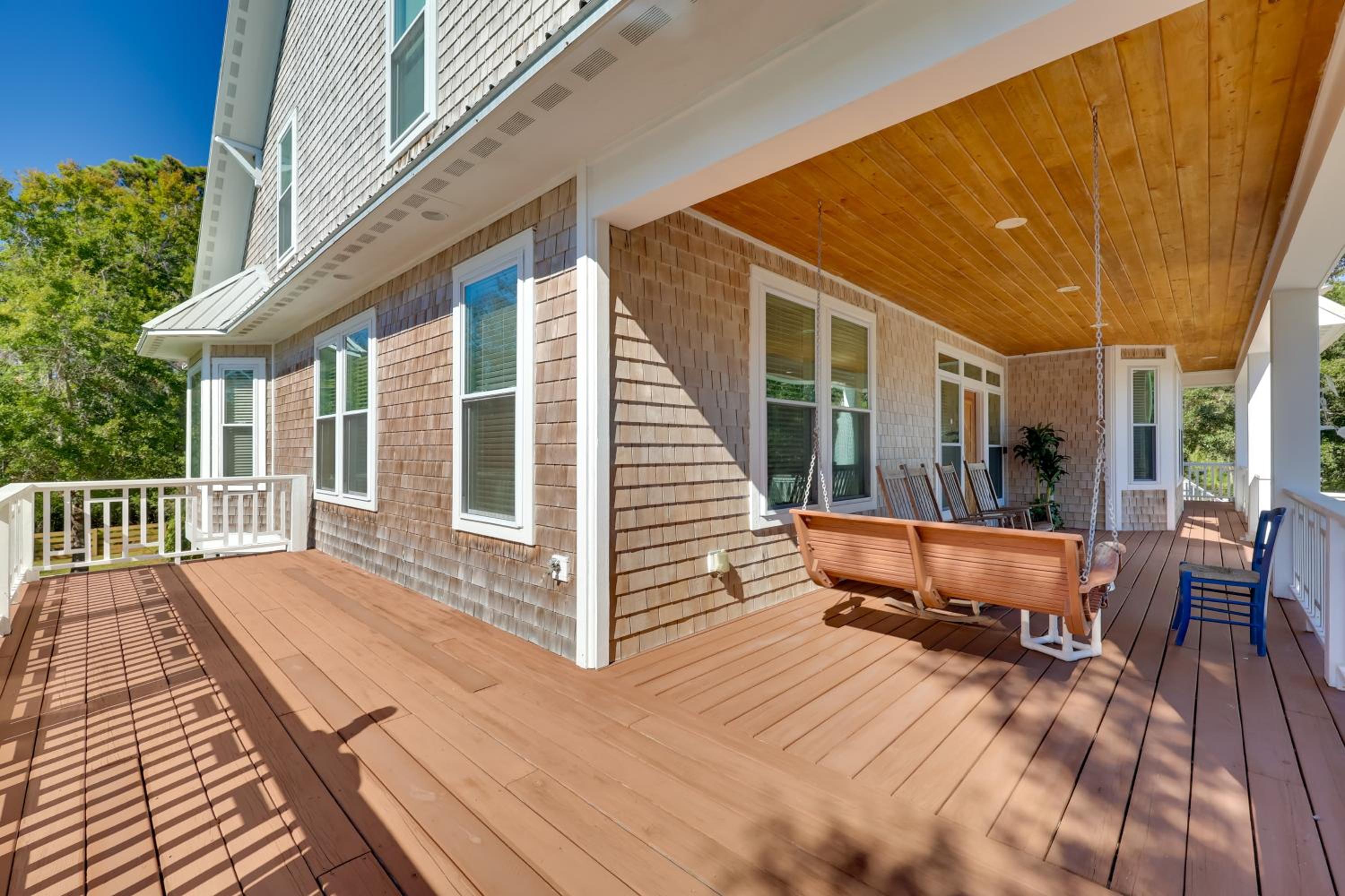2nd-Floor Unit with Deck! 1 Mi to Carolina Beach