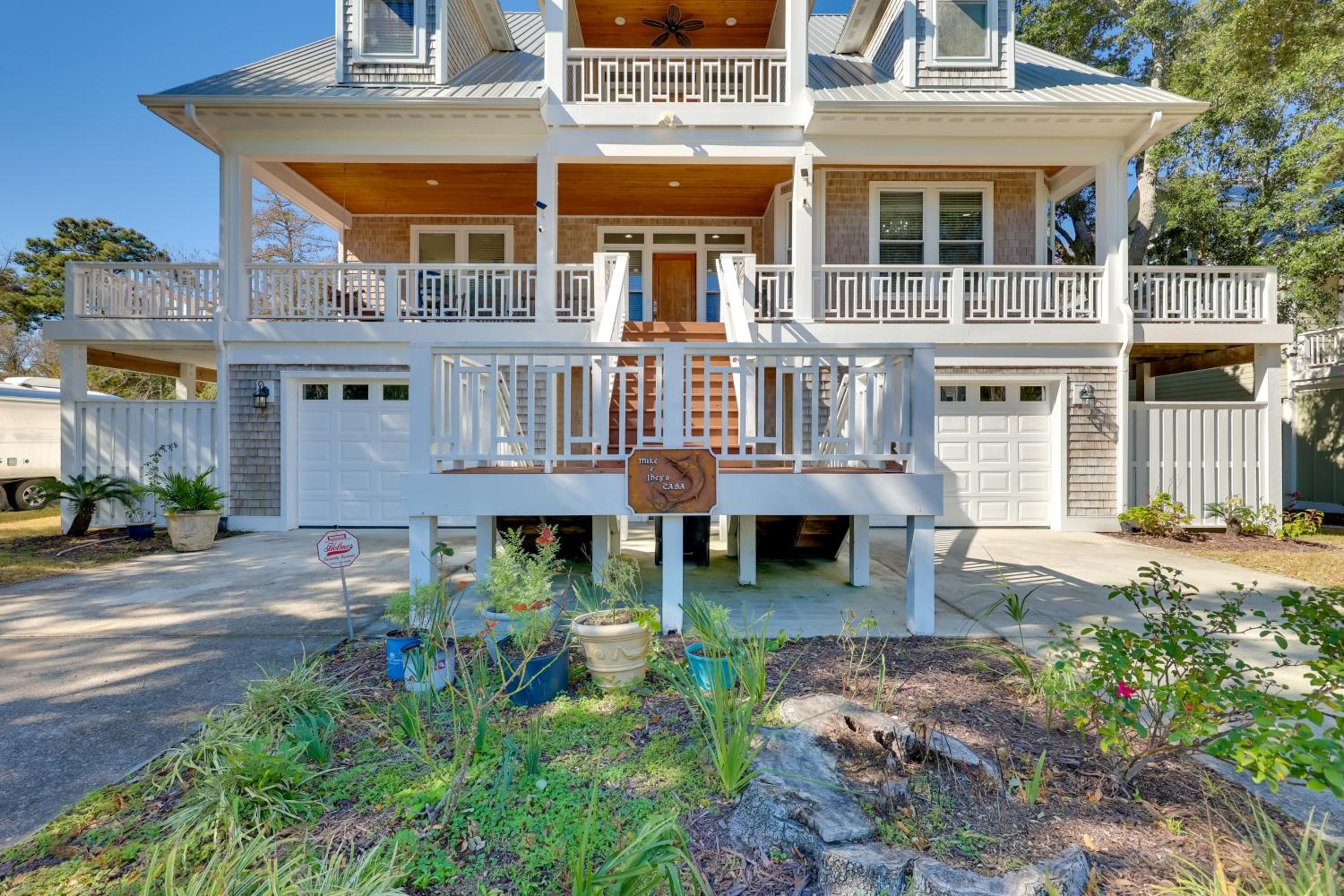 2nd-Floor Unit with Deck! 1 Mi to Carolina Beach