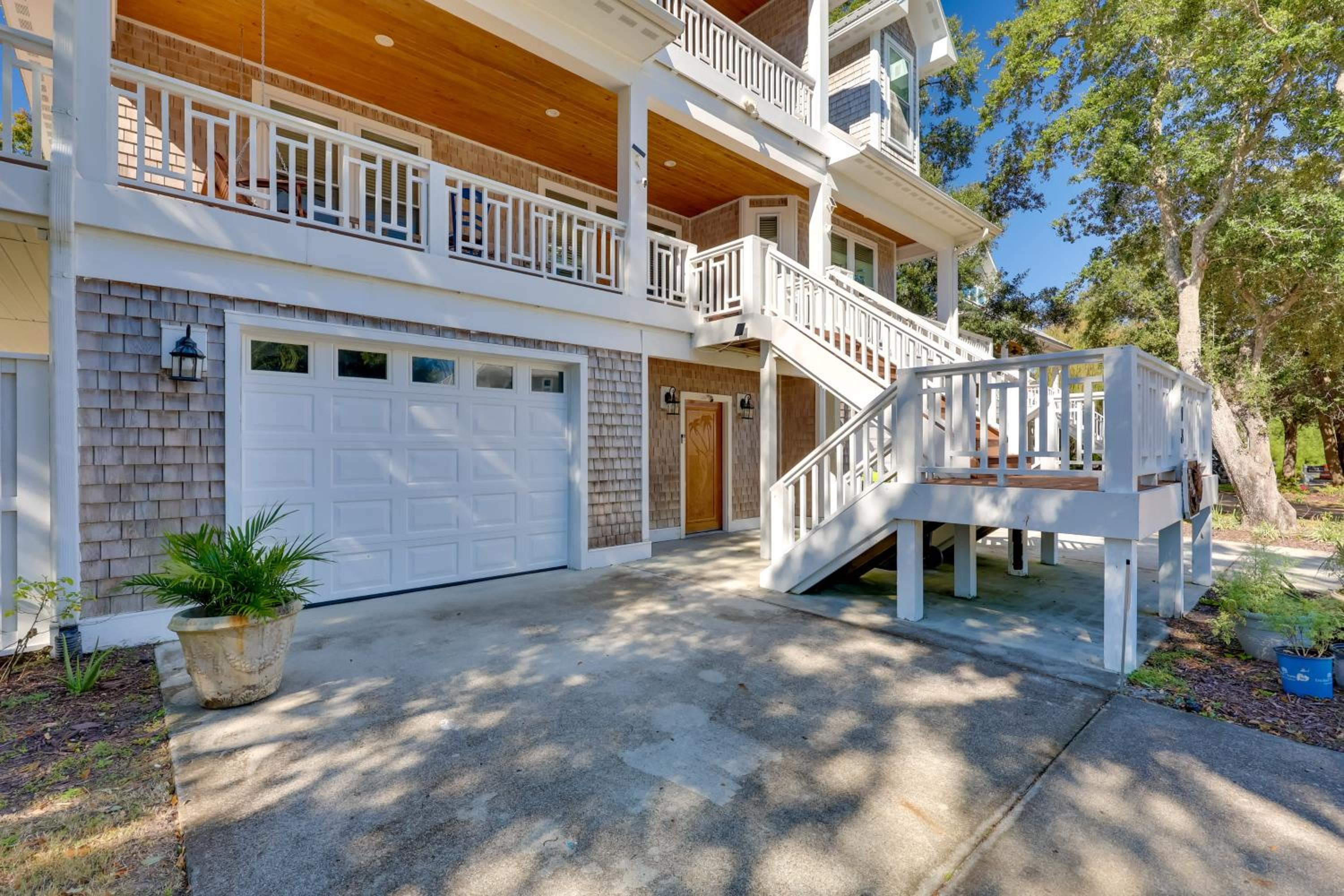 2nd-Floor Unit with Deck! 1 Mi to Carolina Beach