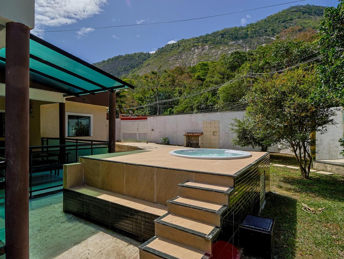 Casa Rodeada de Verde c Hidro e Churrasqueira
