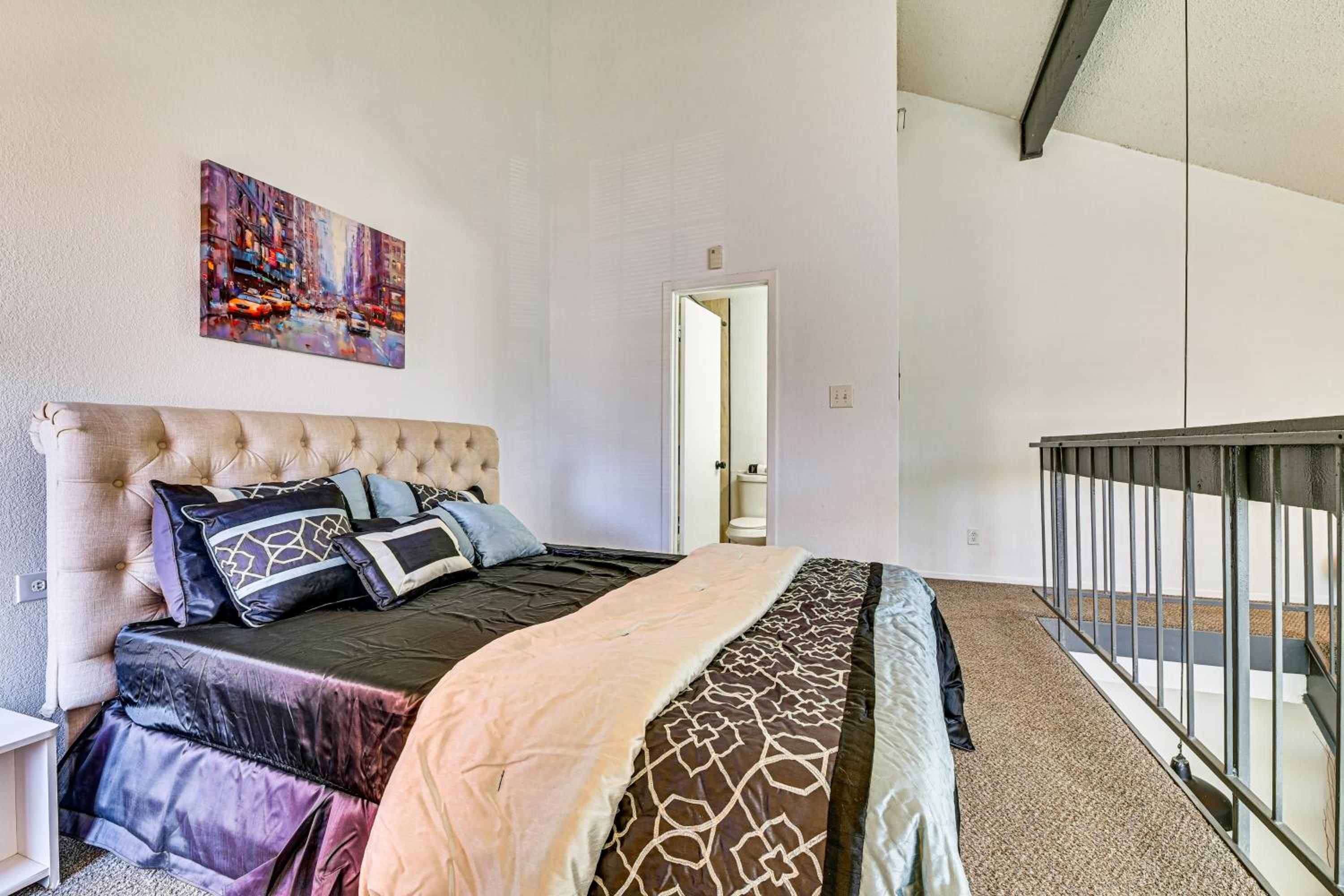Loft-Style Condo in Vickery Midtown 3 Mi to SMU!