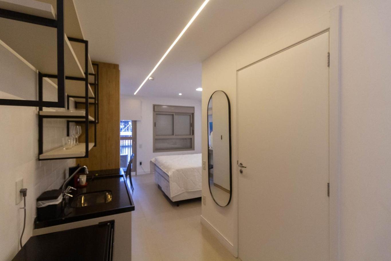 Studio com Varanda a 280m da Estacao Vila Madalena