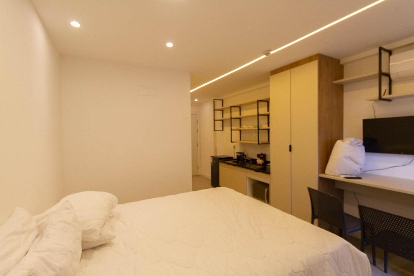 Studio com Varanda a 280m da Estacao Vila Madalena