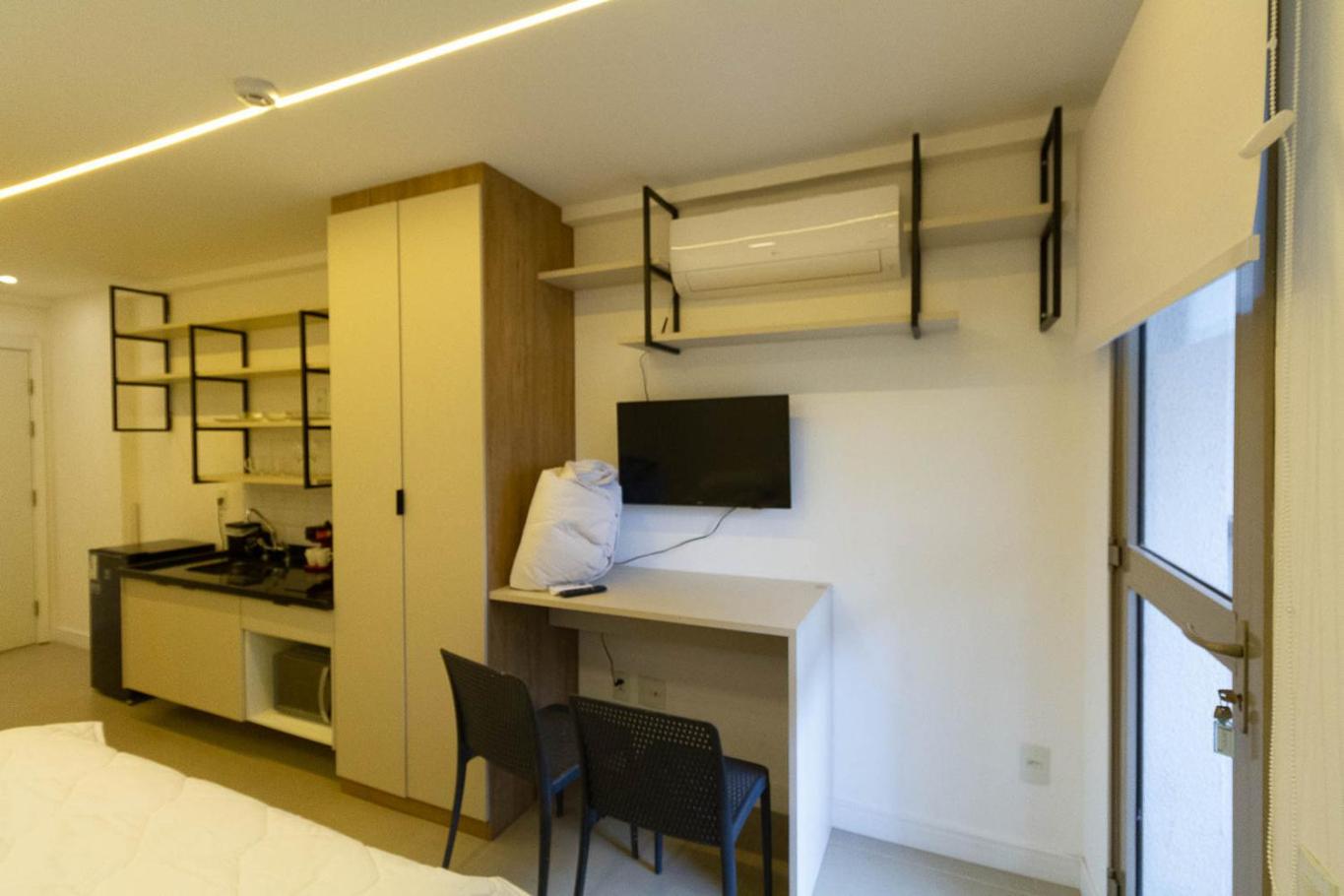 Studio com Varanda a 280m da Estacao Vila Madalena