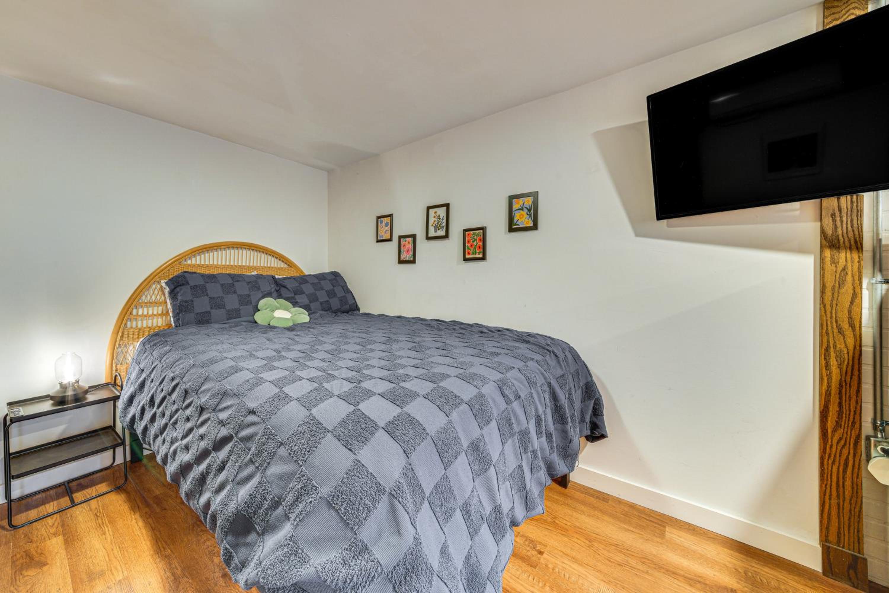 Hot Tub, Trails and Tranquil Views! Cozy SeaTac Spot