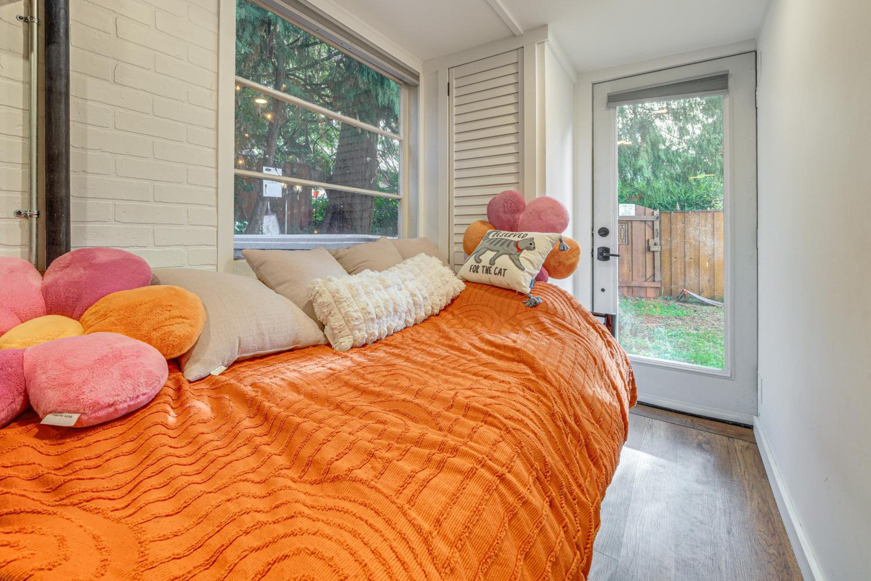 Hot Tub, Trails and Tranquil Views! Cozy SeaTac Spot
