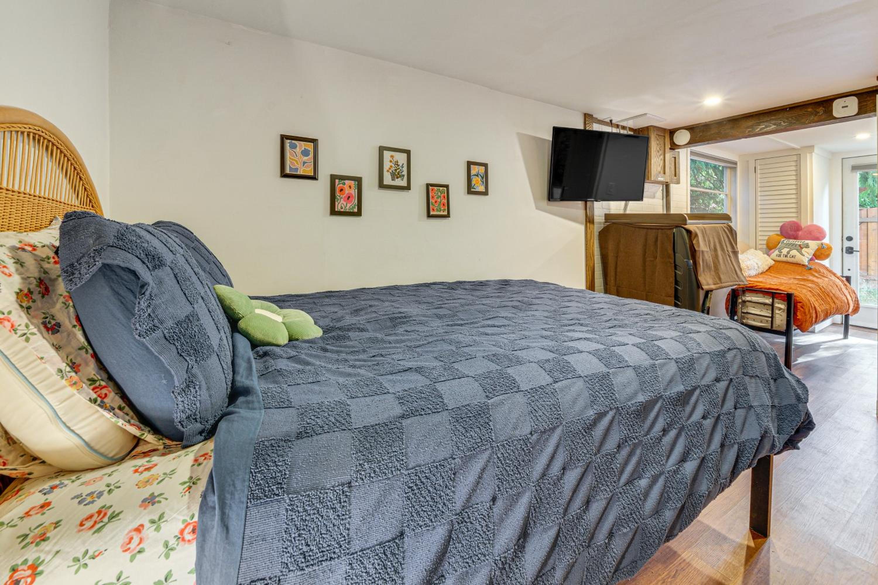 Hot Tub, Trails and Tranquil Views! Cozy SeaTac Spot