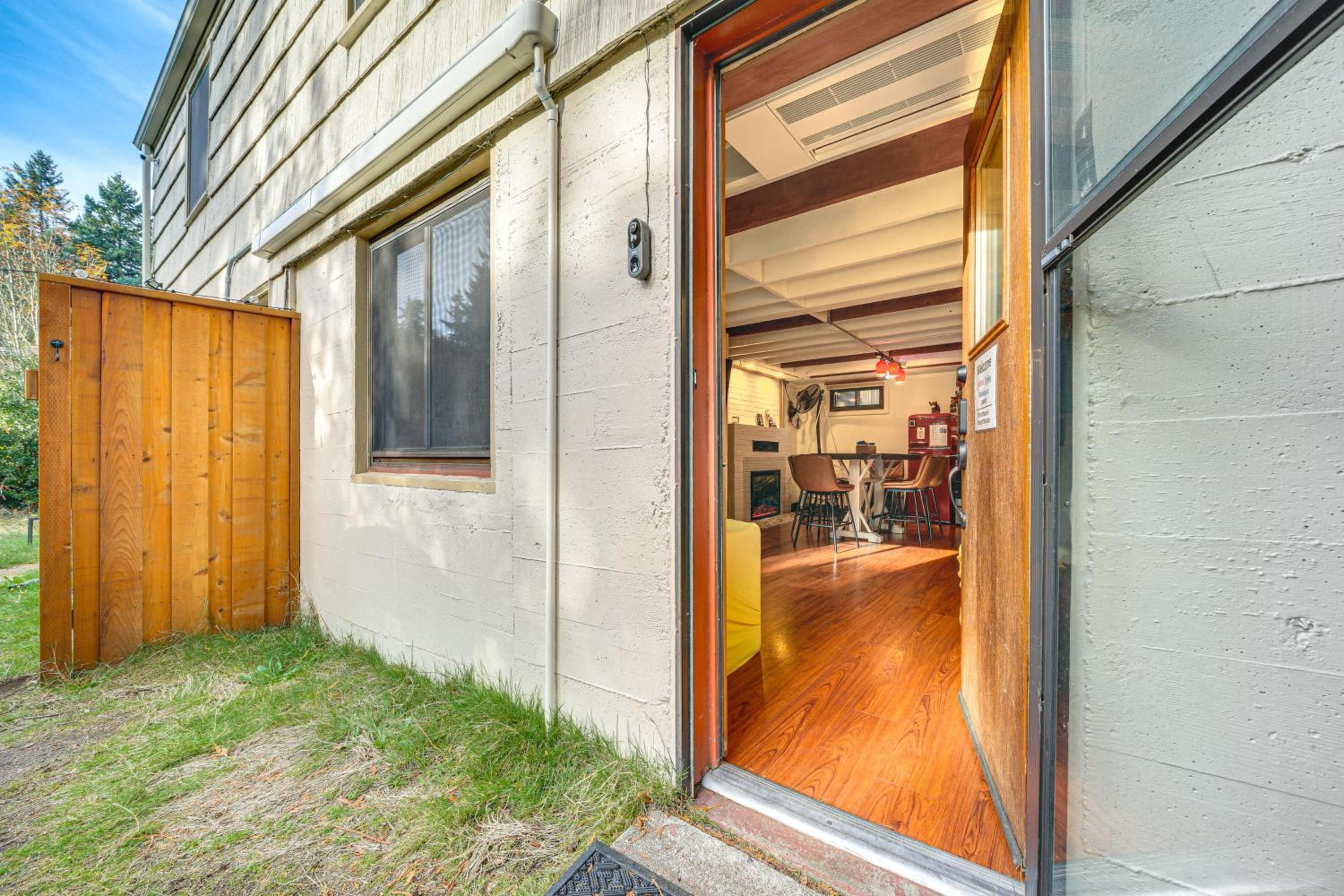 Hot Tub, Trails and Tranquil Views! Cozy SeaTac Spot