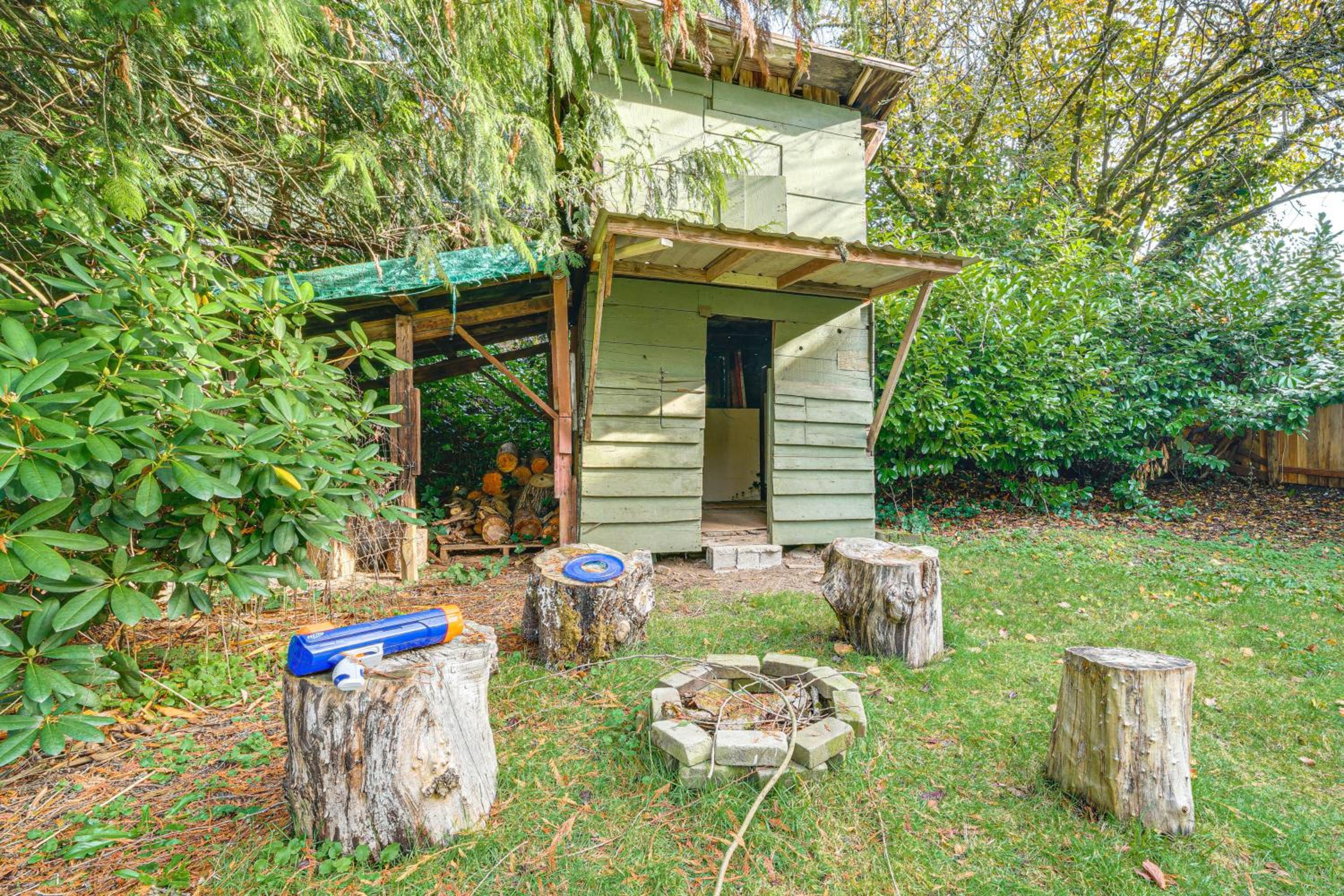 Hot Tub, Trails and Tranquil Views! Cozy SeaTac Spot