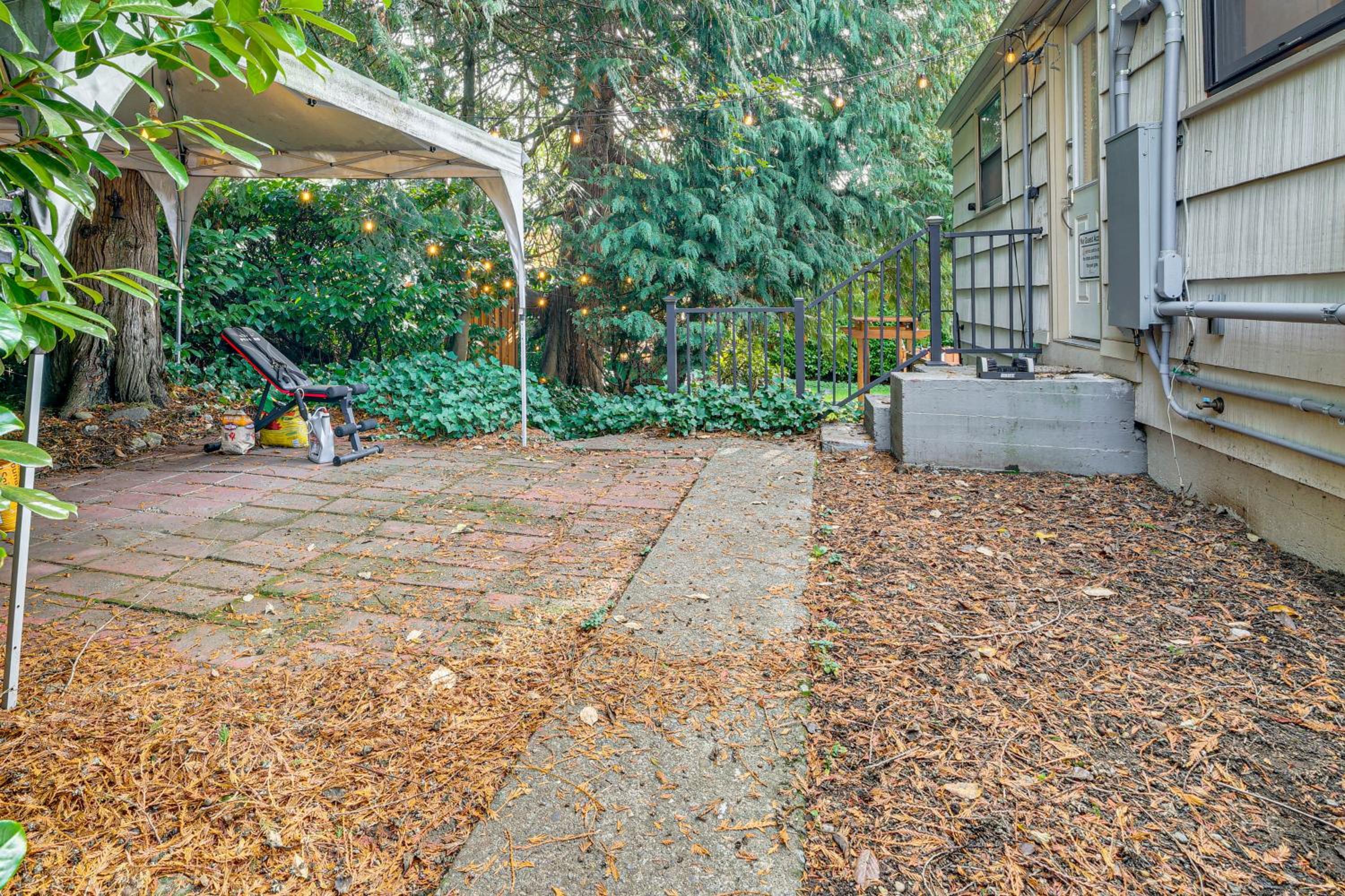 Hot Tub, Trails and Tranquil Views! Cozy SeaTac Spot