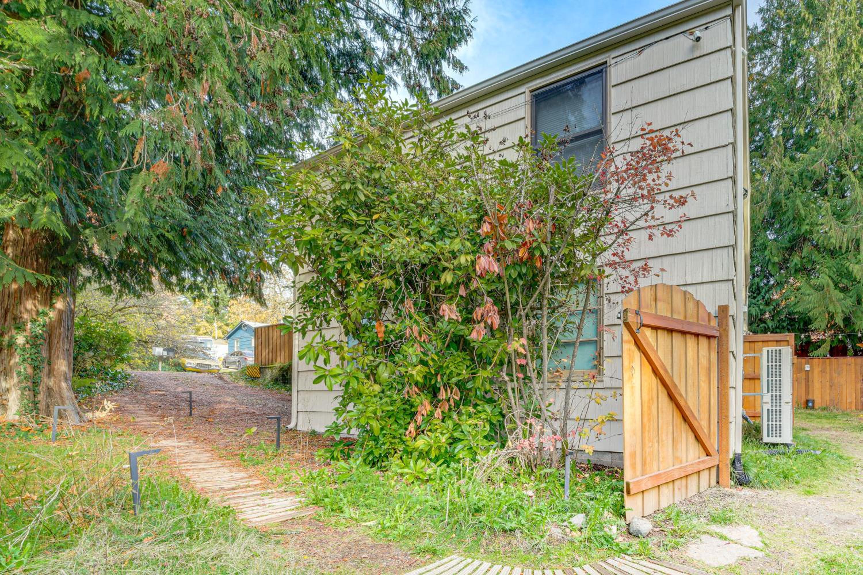 Hot Tub, Trails and Tranquil Views! Cozy SeaTac Spot