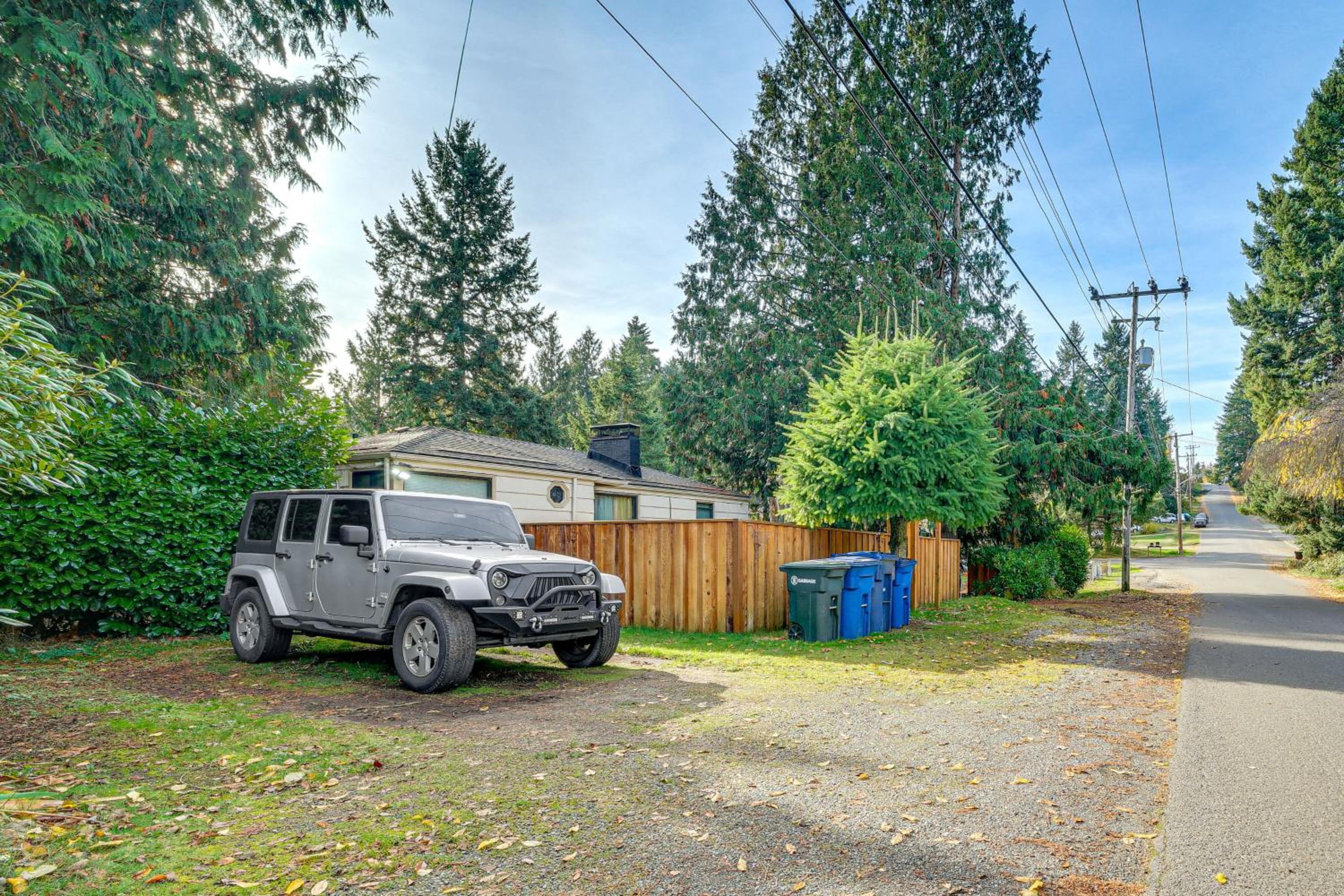 Hot Tub, Trails and Tranquil Views! Cozy SeaTac Spot