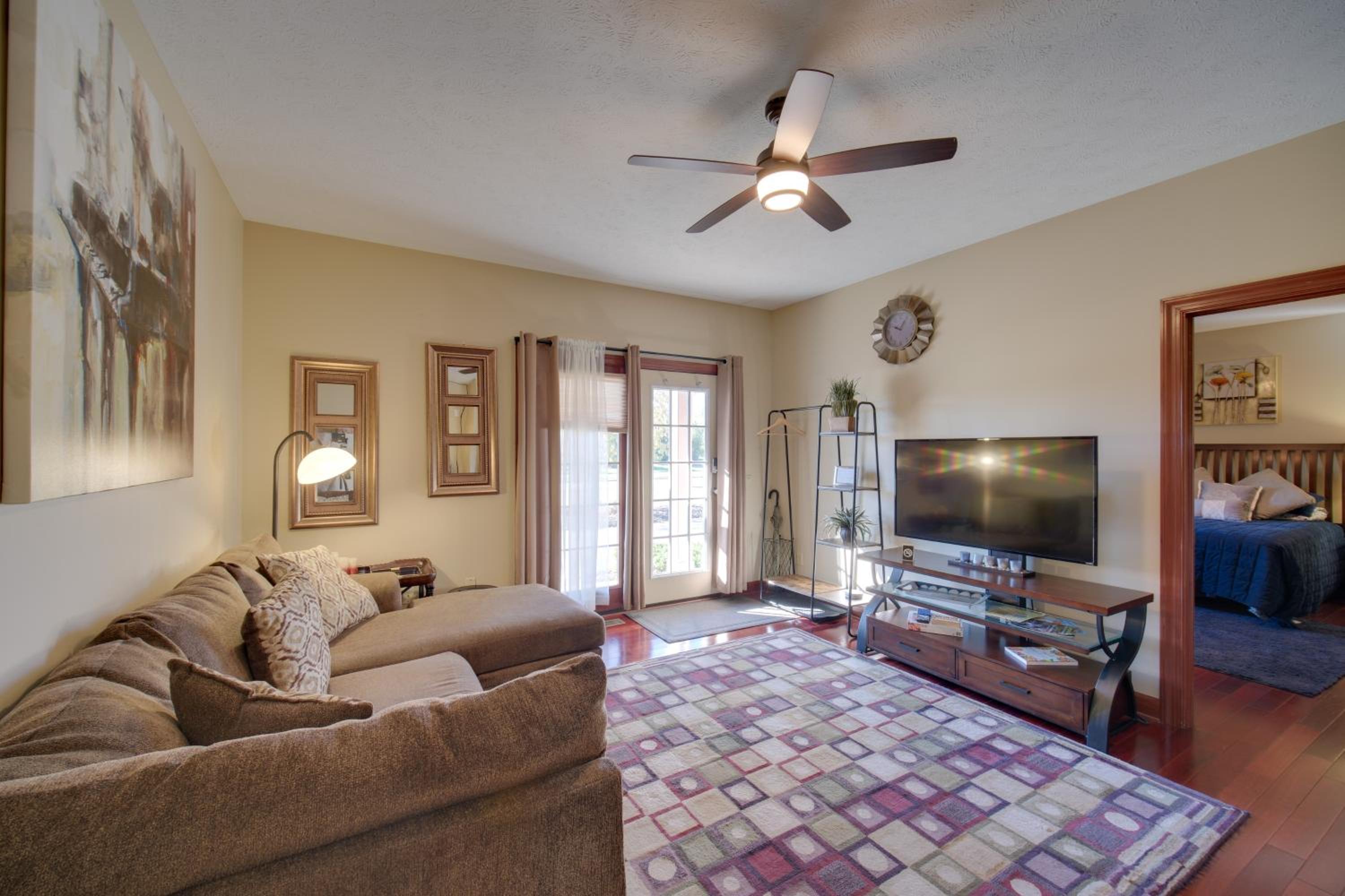 Convenient Apt 2 Mi to North Chagrin Hiking!