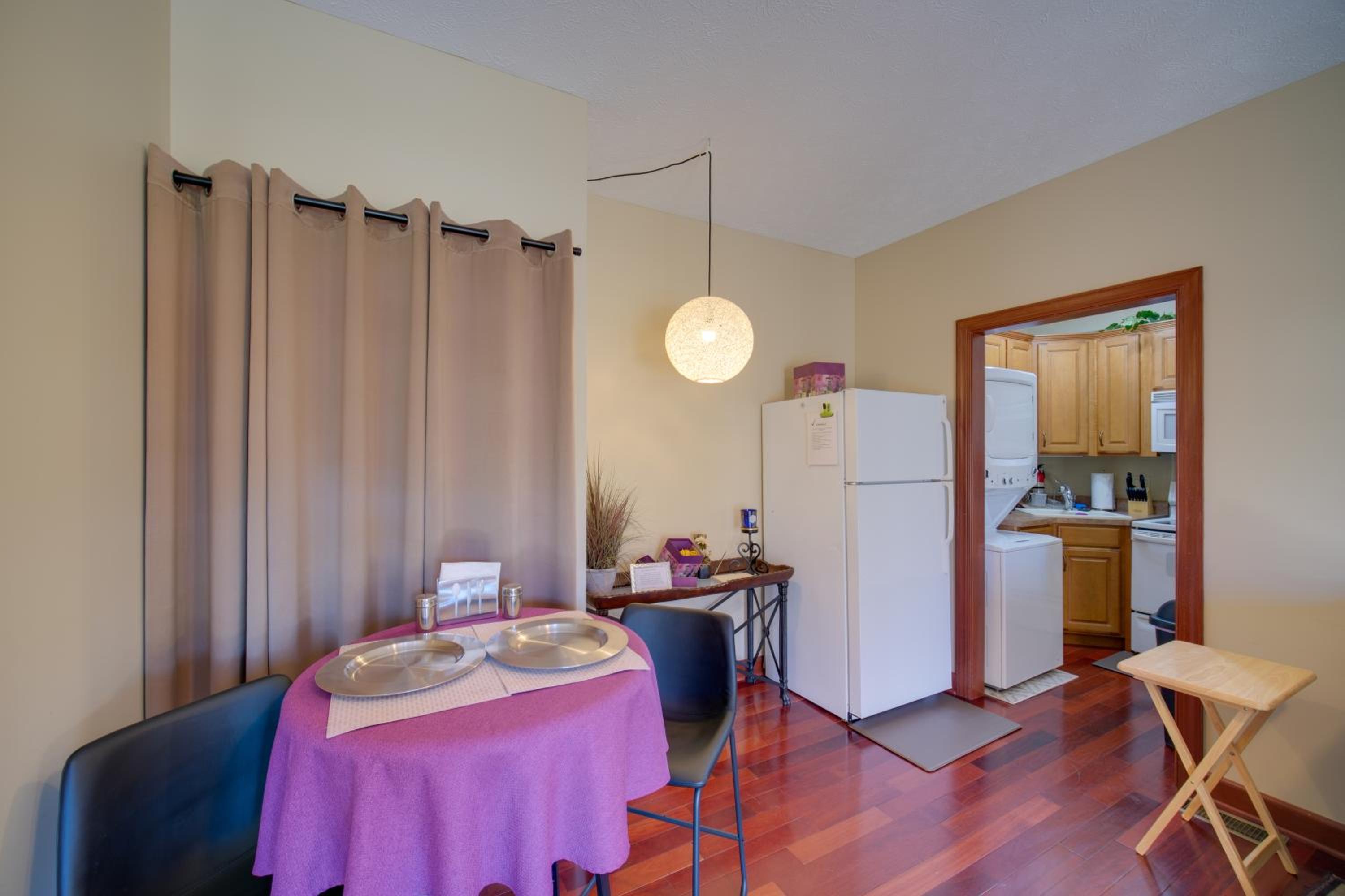 Convenient Apt 2 Mi to North Chagrin Hiking!