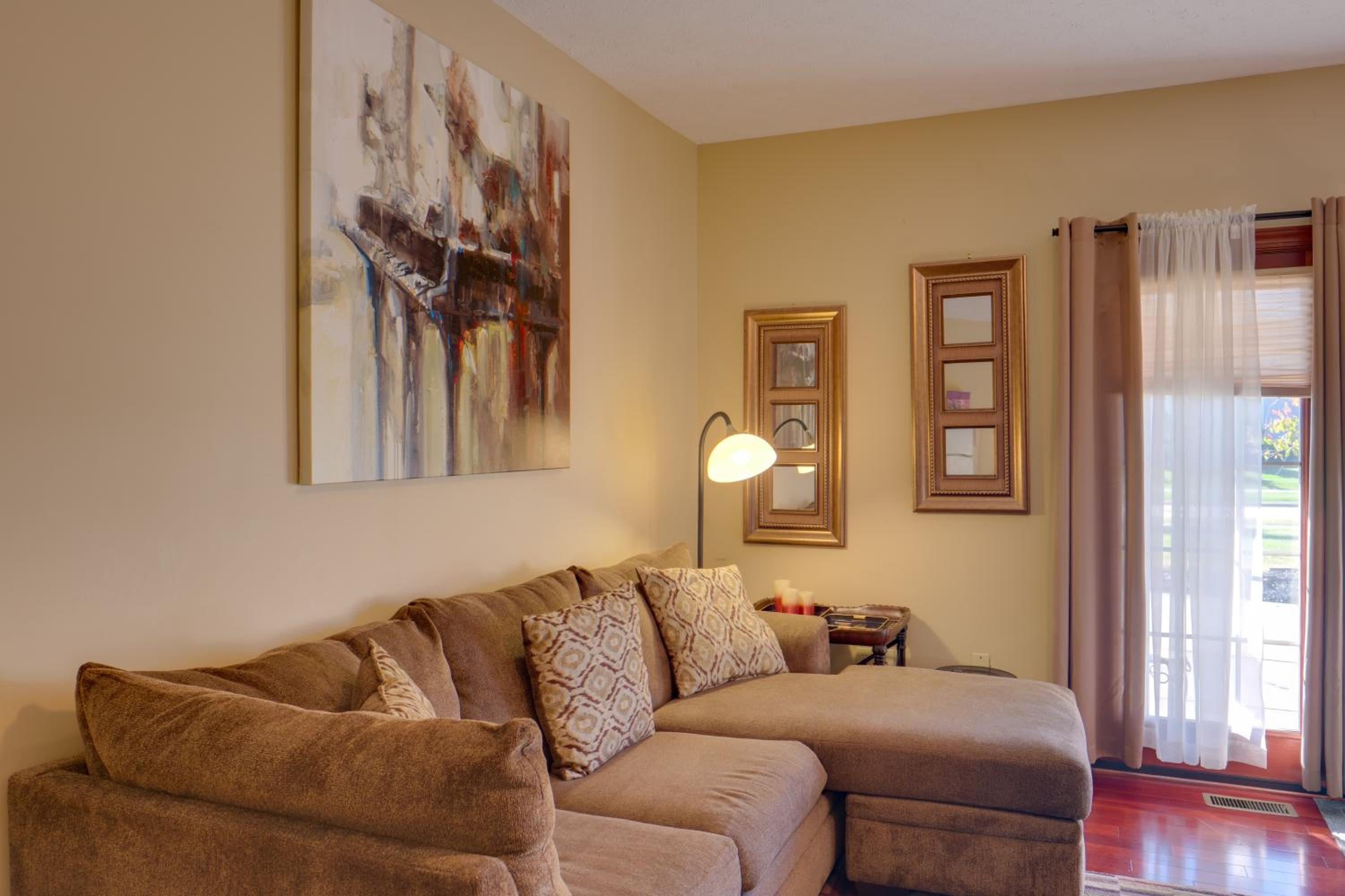 Convenient Apt 2 Mi to North Chagrin Hiking!