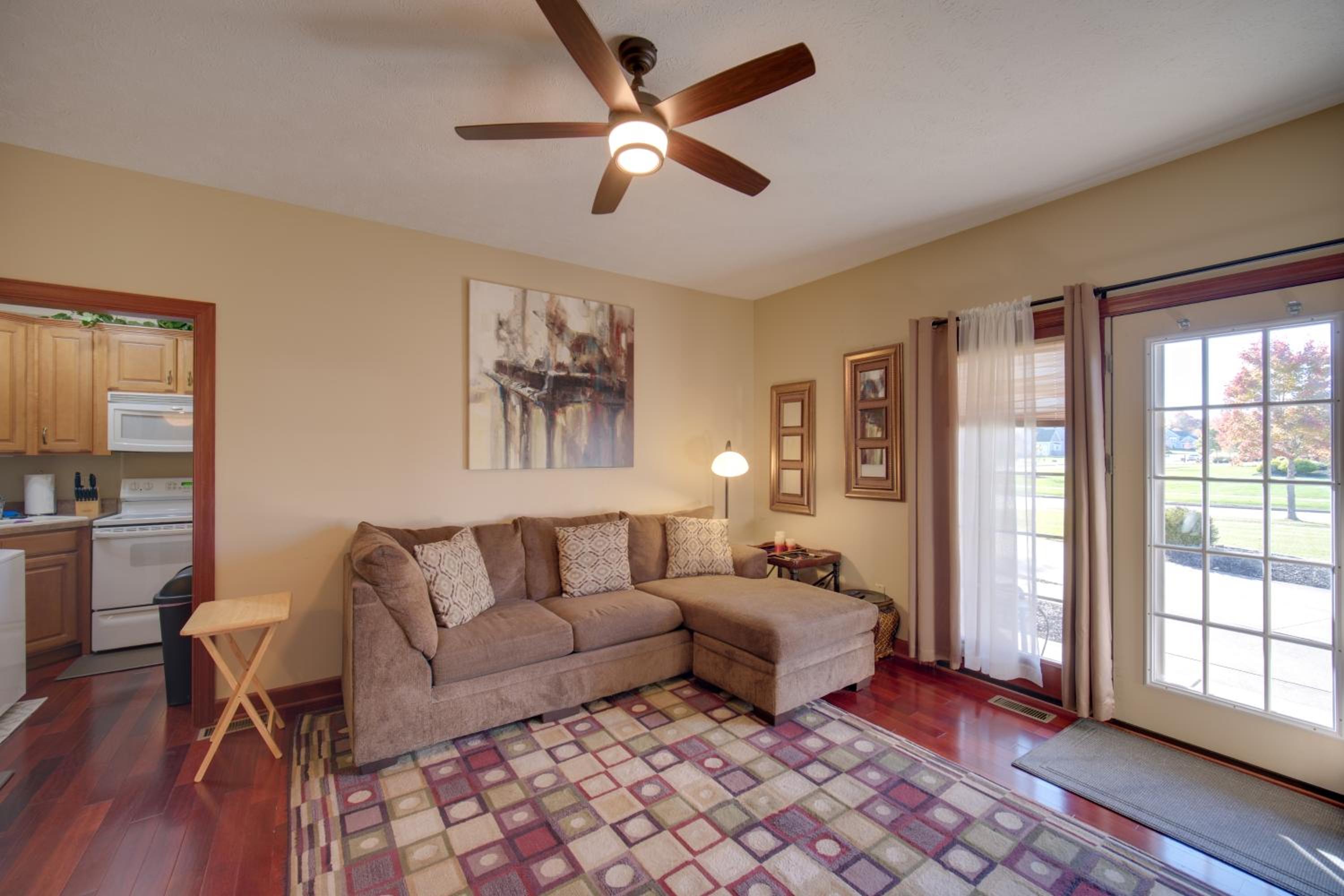 Convenient Apt 2 Mi to North Chagrin Hiking!