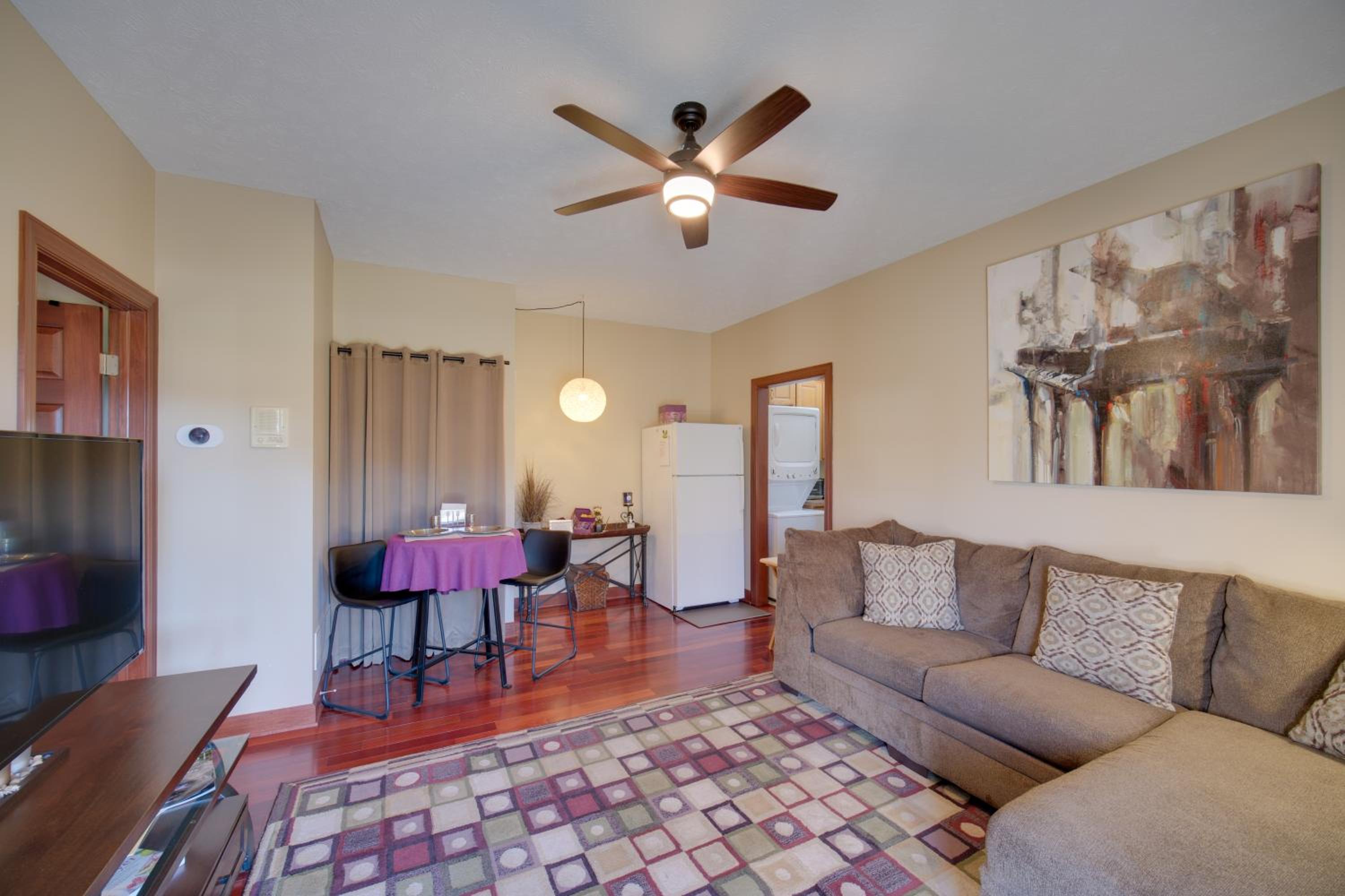 Convenient Apt 2 Mi to North Chagrin Hiking!
