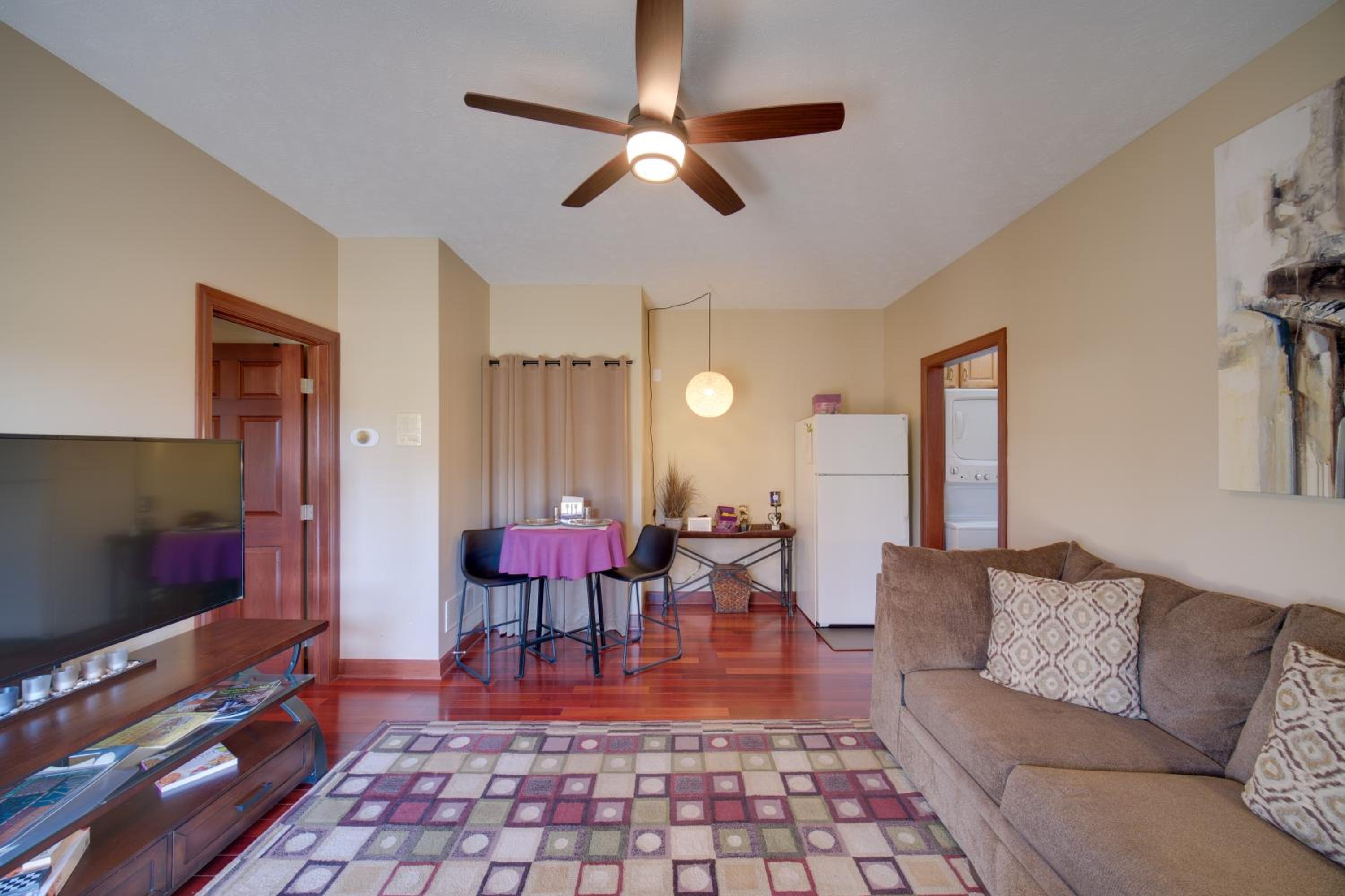 Convenient Apt 2 Mi to North Chagrin Hiking!