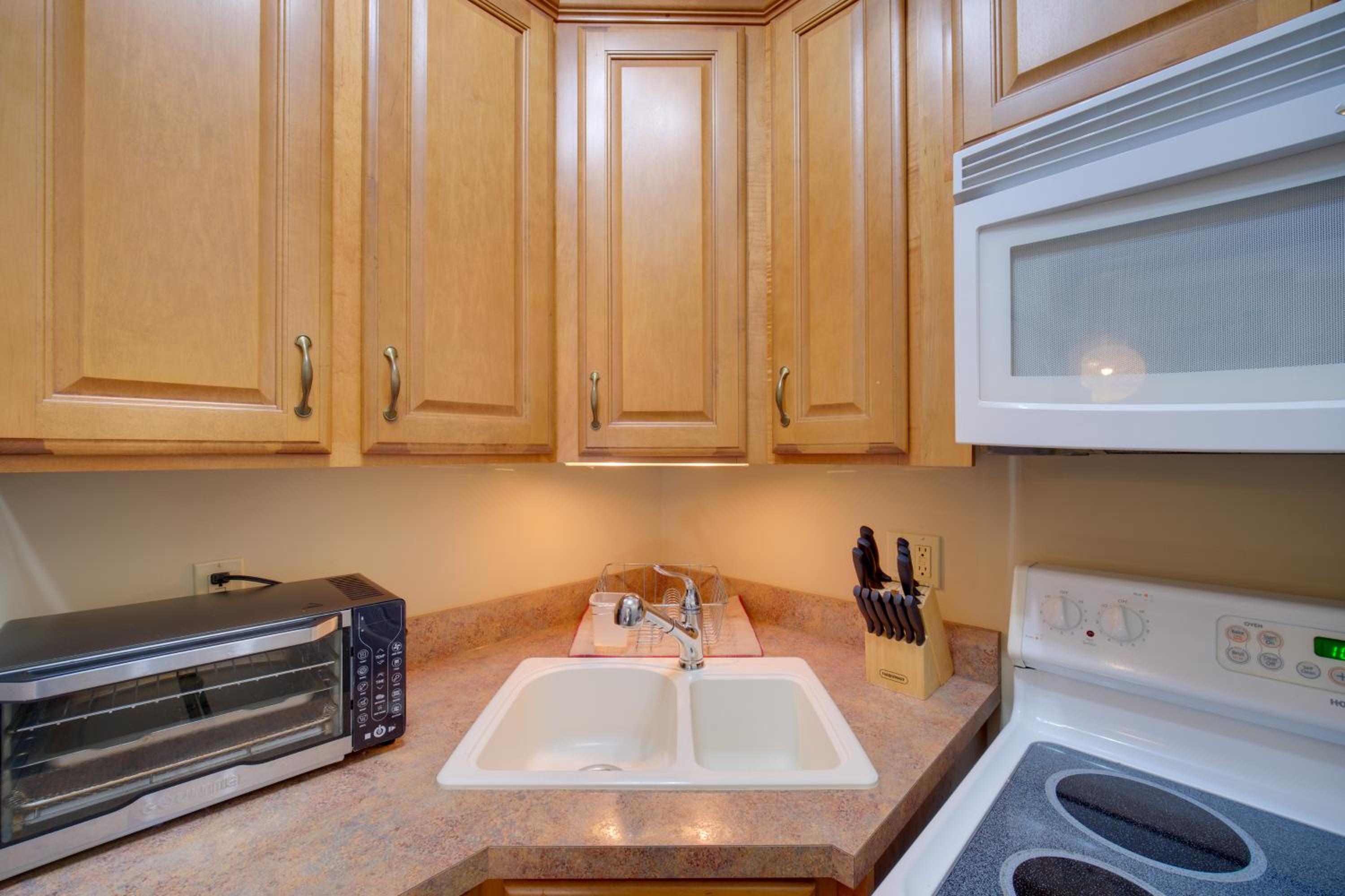 Convenient Apt 2 Mi to North Chagrin Hiking!