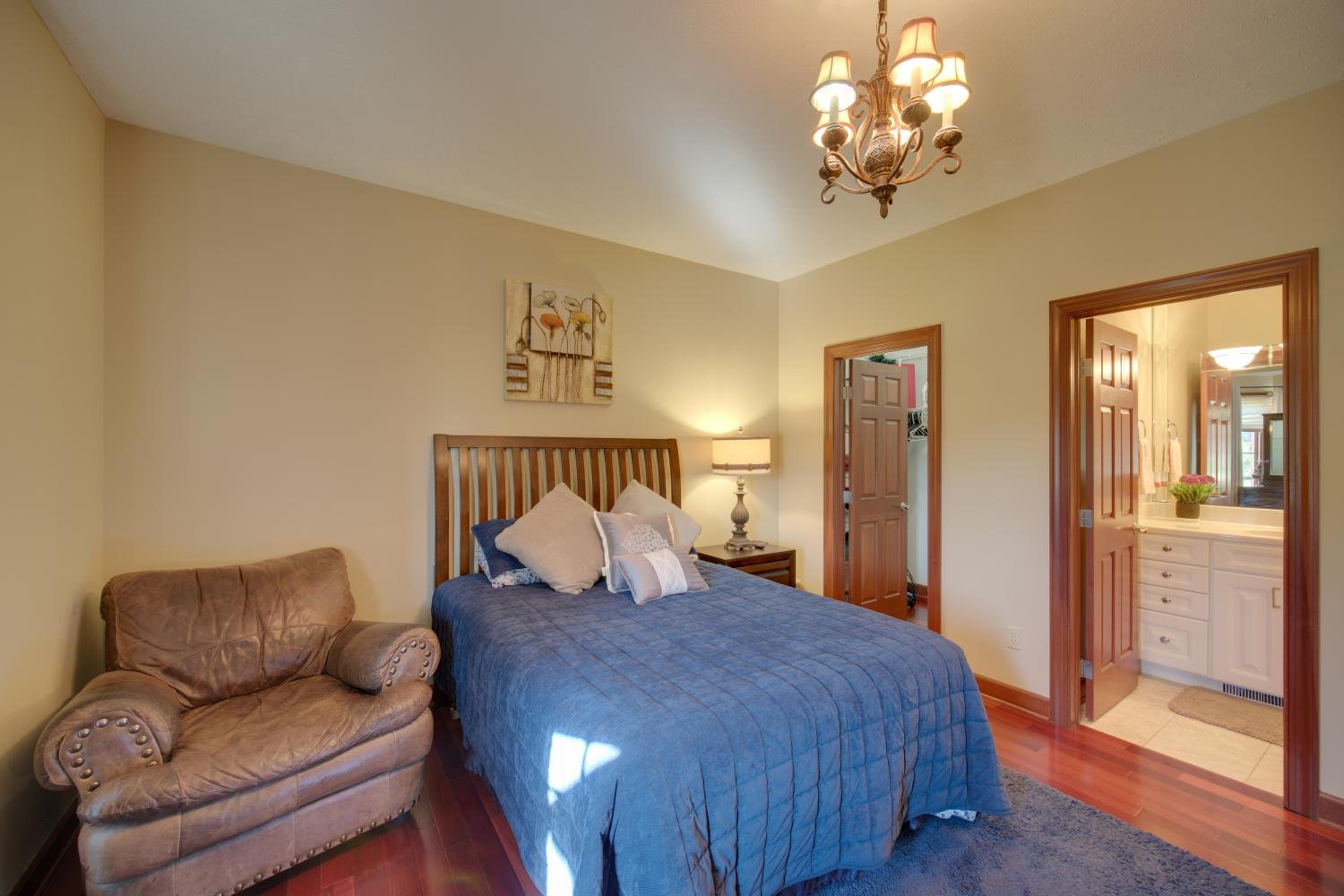 Convenient Apt 2 Mi to North Chagrin Hiking!