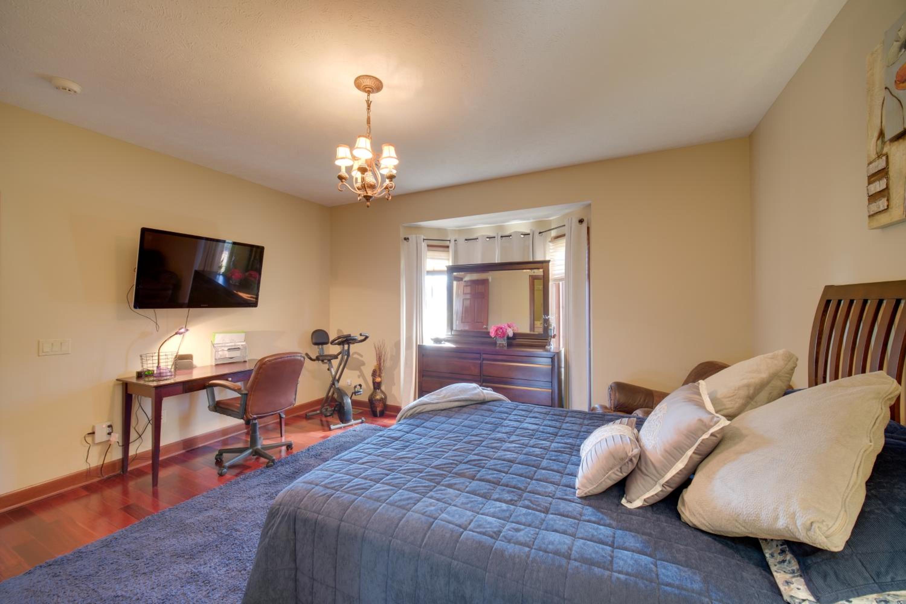 Convenient Apt 2 Mi to North Chagrin Hiking!