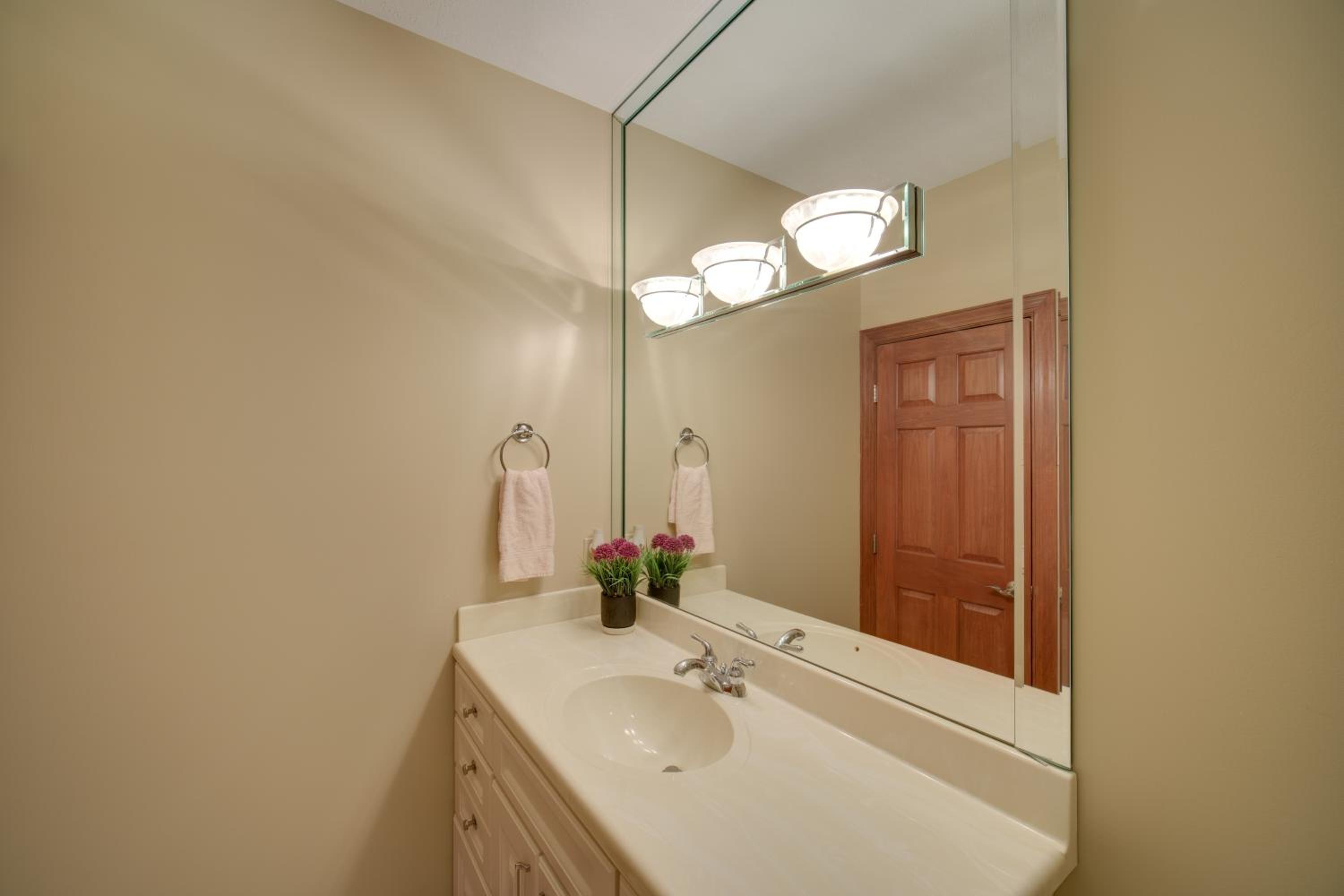 Convenient Apt 2 Mi to North Chagrin Hiking!