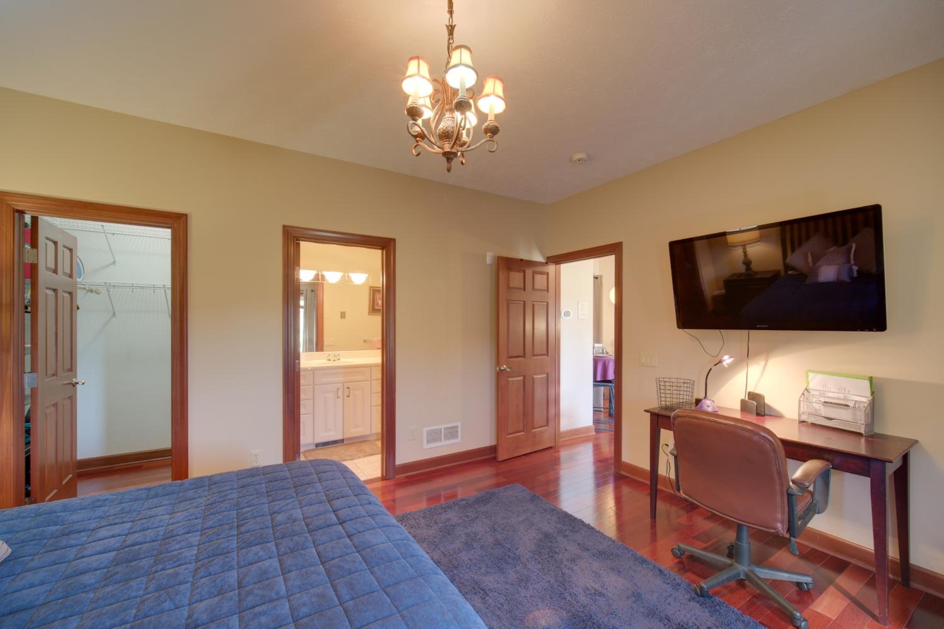 Convenient Apt 2 Mi to North Chagrin Hiking!