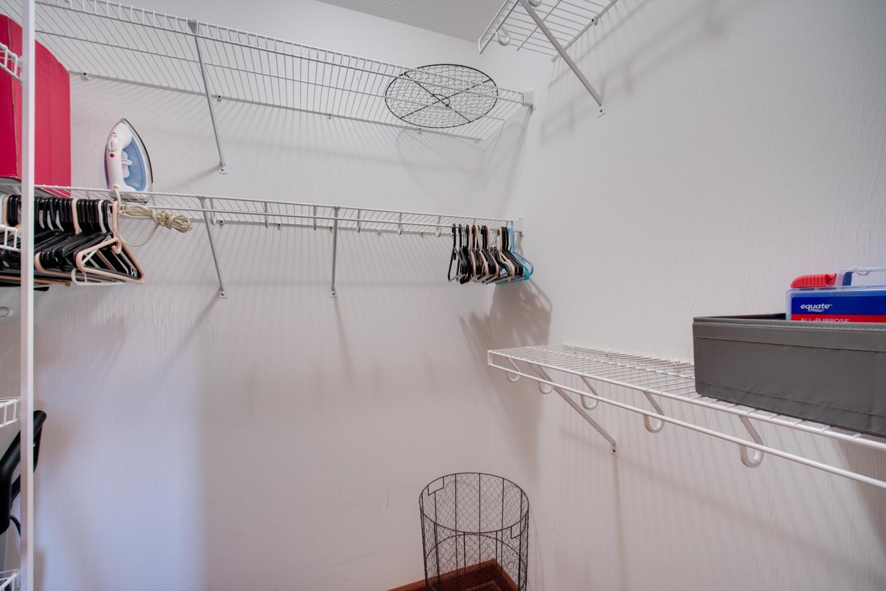 Convenient Apt 2 Mi to North Chagrin Hiking!