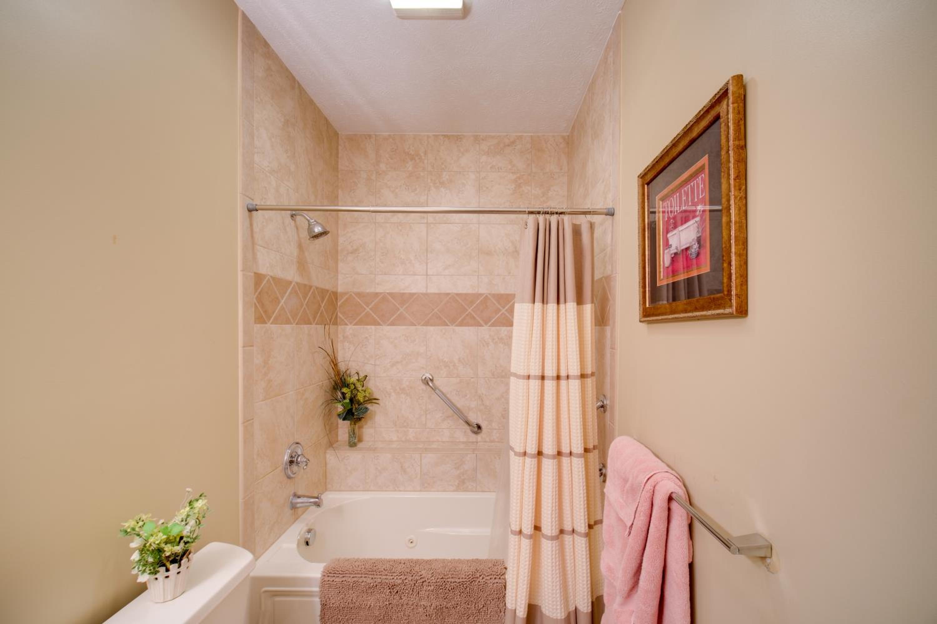 Convenient Apt 2 Mi to North Chagrin Hiking!