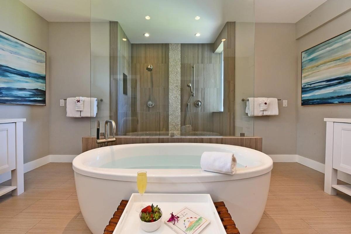 Hale Nui · HALE NUI Luxury Retreat 5BD w Private Pool Hot Tub
