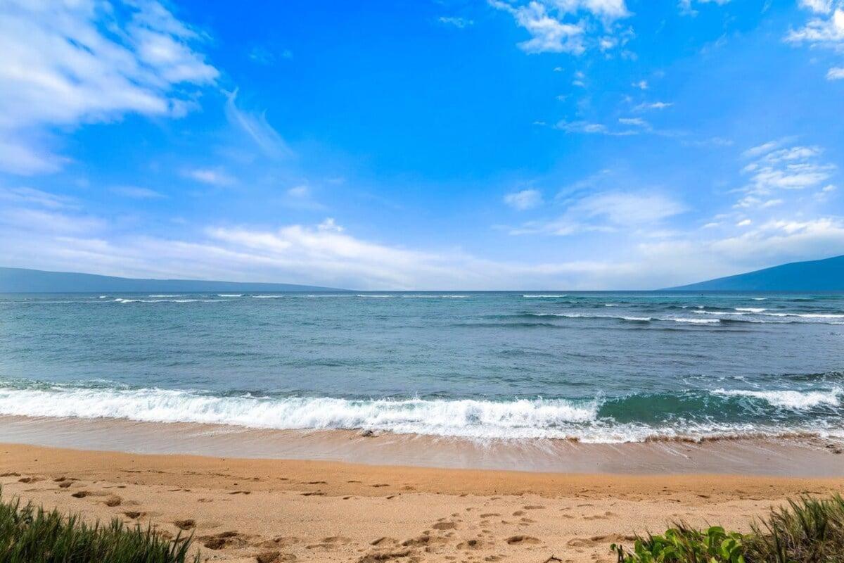 Kahana Village 3 · KHV 3 Remodeled 2BD Condo with Oceanfront Lan