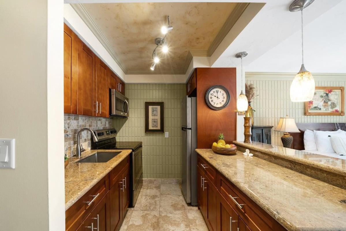Lahaina Shores 512 · LS 512 Getaway Studio by the Beach Pool Hot