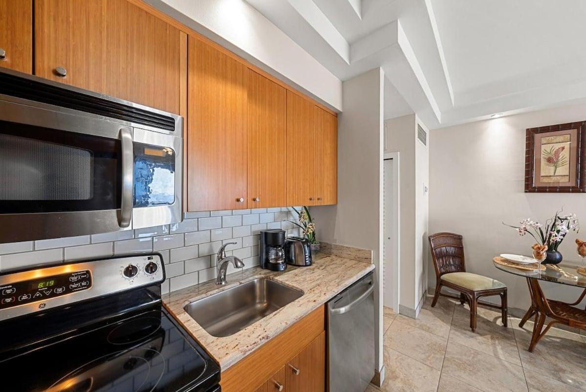 Lahaina Shores 607 · LS 607 Beachfront Remodeled Studio Stunnin