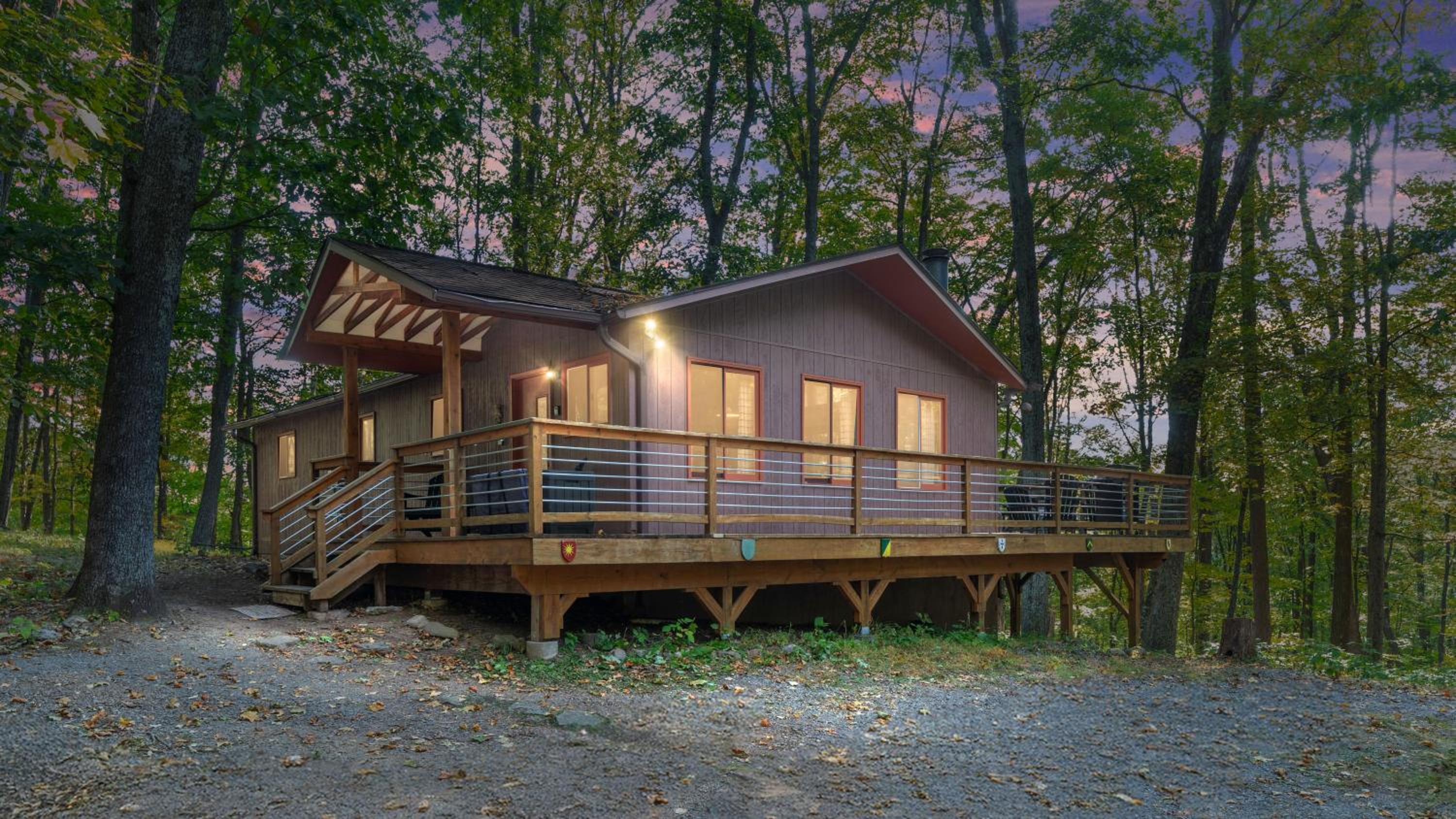Wooded Nest, Cozy 3BR Chalet Near Spas, Downtown Berkeley Springs & Hiking