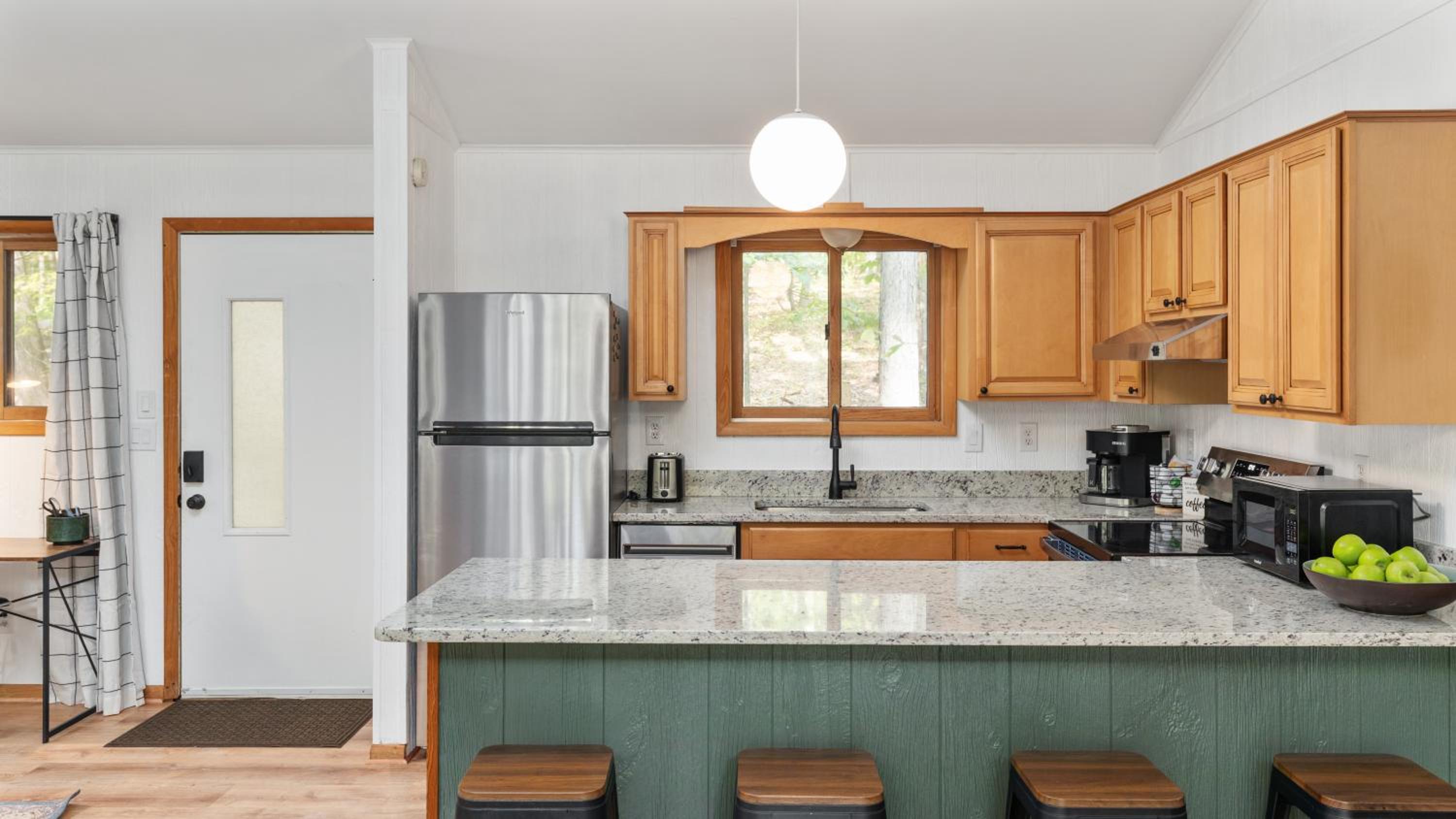 Wooded Nest, Cozy 3BR Chalet Near Spas, Downtown Berkeley Springs & Hiking