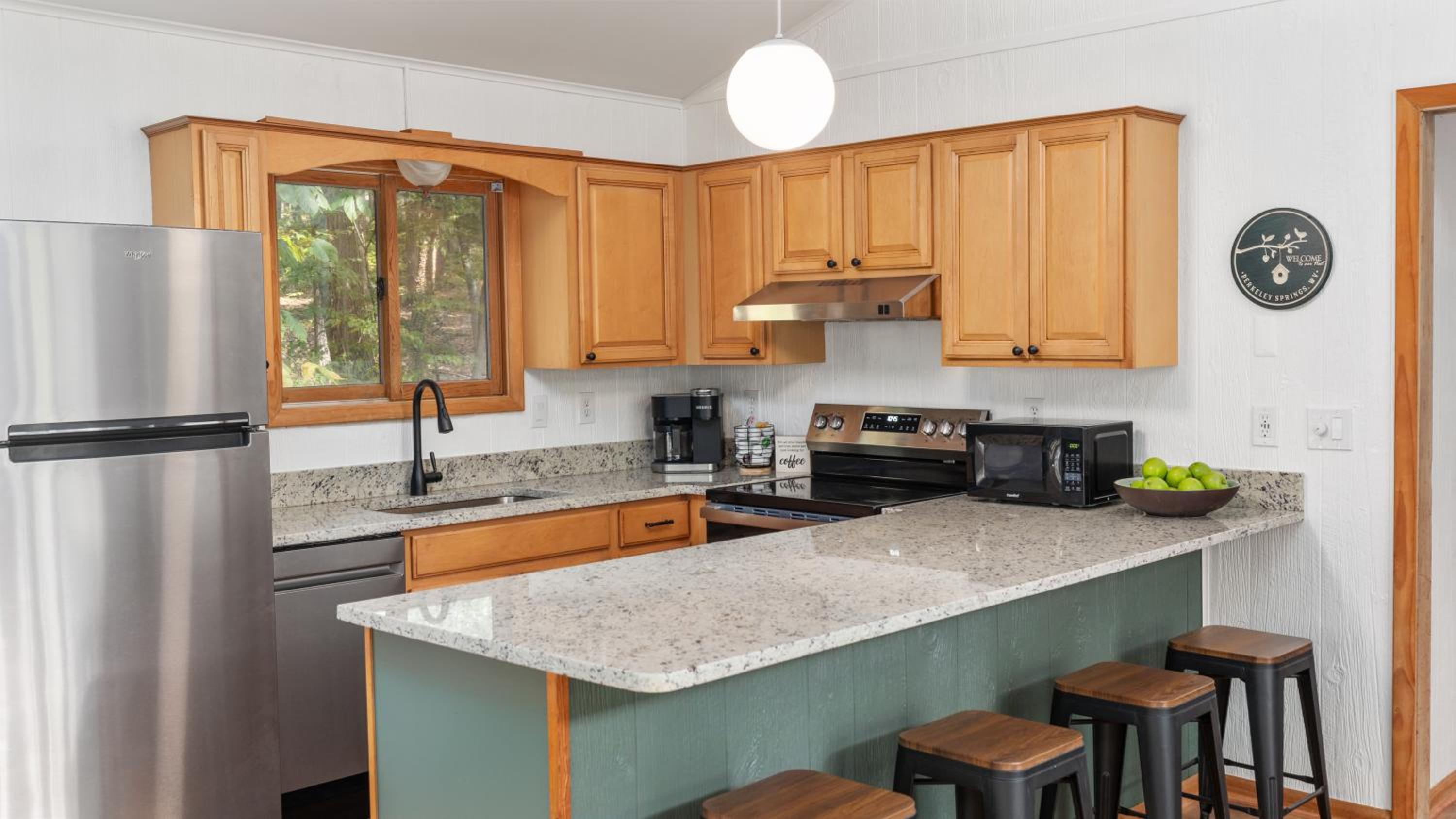 Wooded Nest, Cozy 3BR Chalet Near Spas, Downtown Berkeley Springs & Hiking