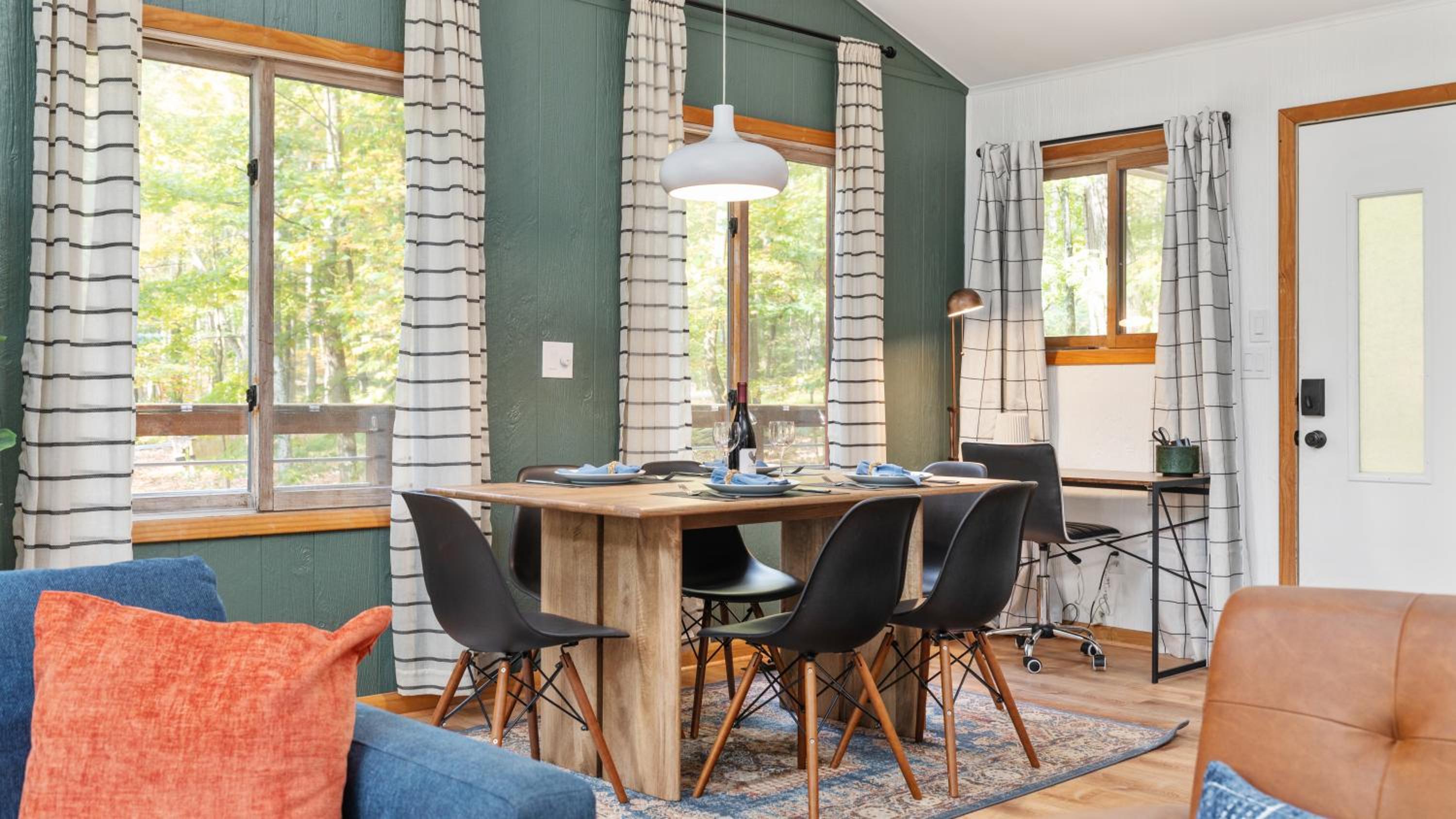 Wooded Nest, Cozy 3BR Chalet Near Spas, Downtown Berkeley Springs & Hiking