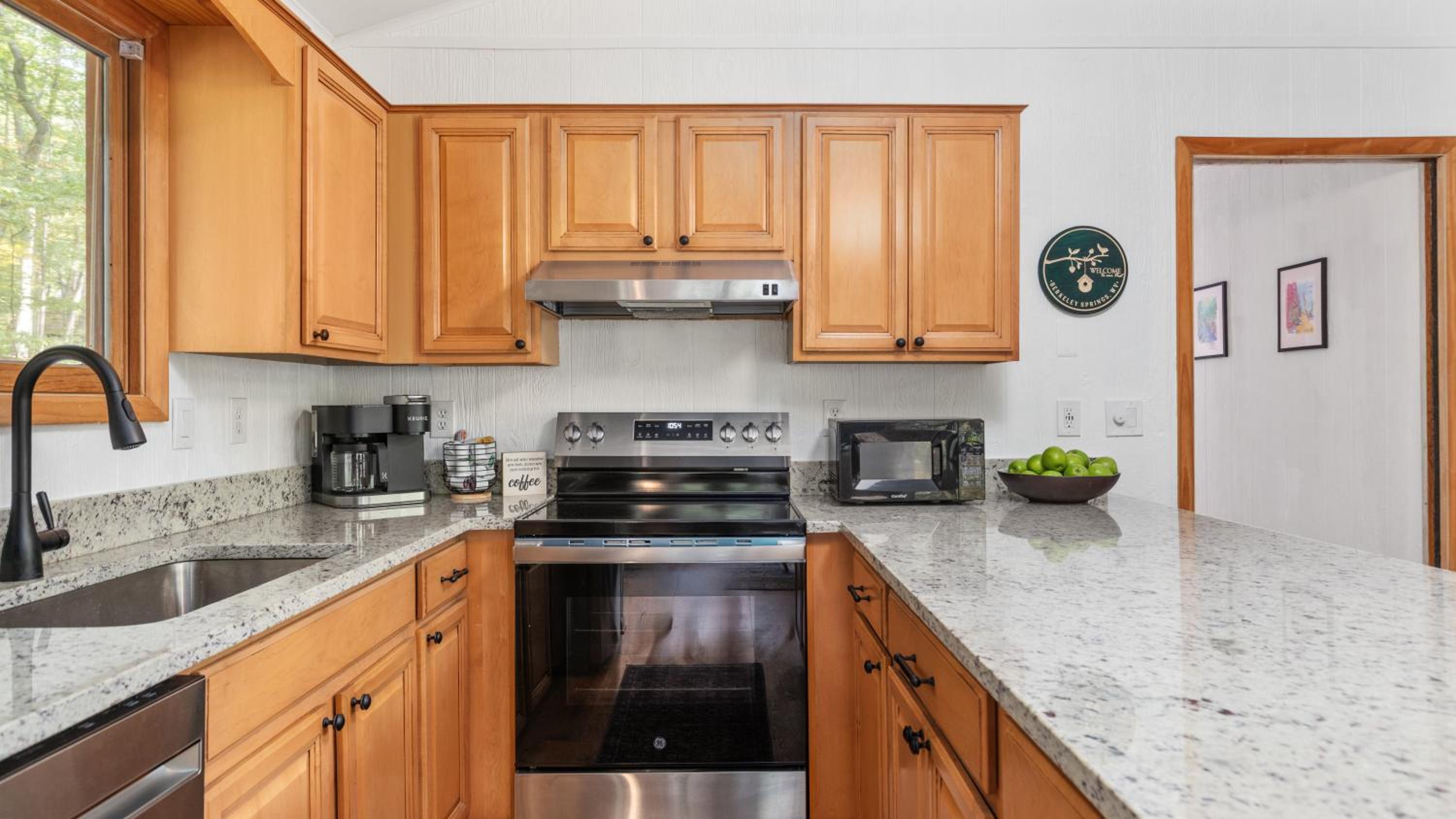 Wooded Nest, Cozy 3BR Chalet Near Spas, Downtown Berkeley Springs & Hiking