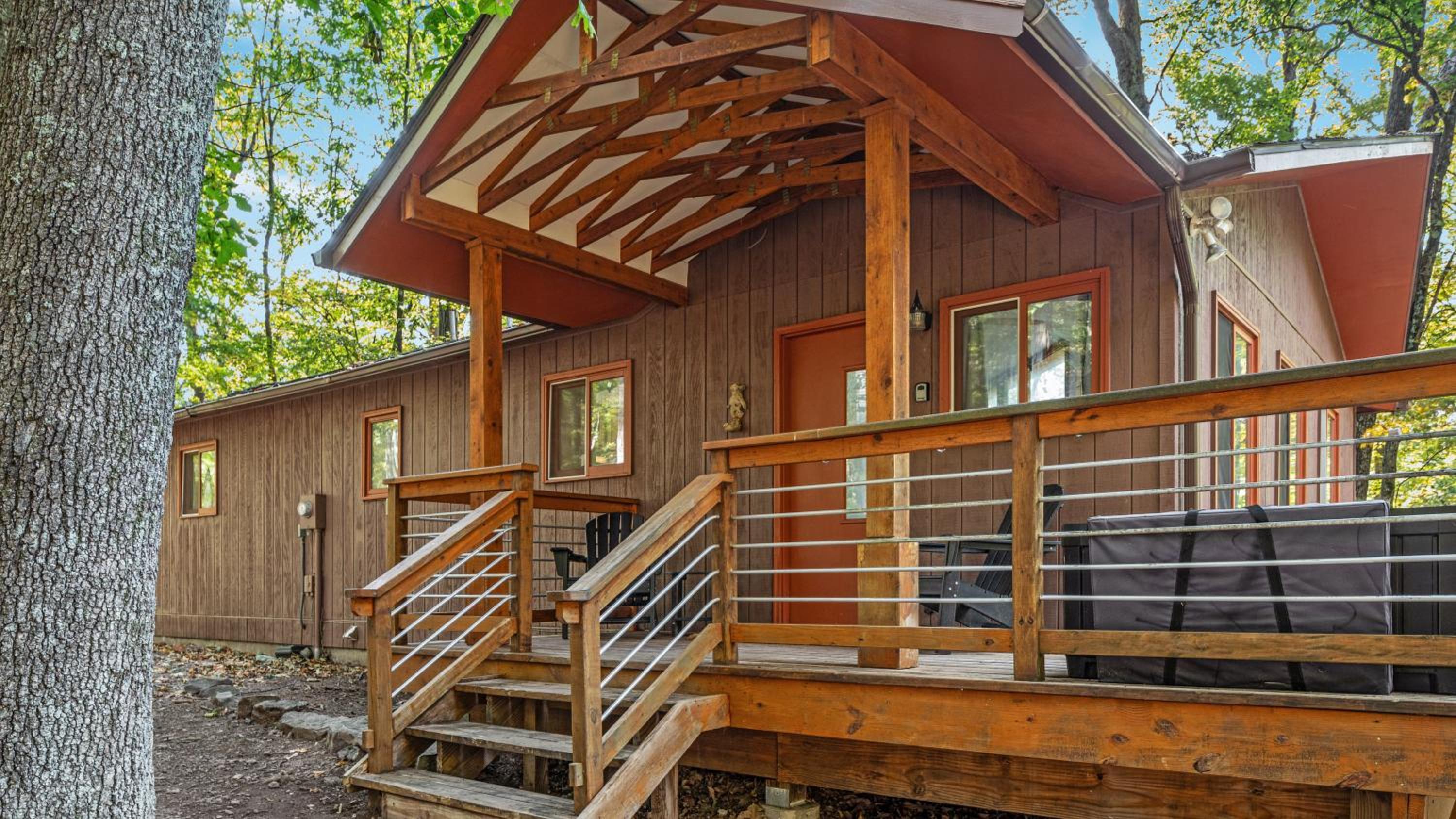 Wooded Nest, Cozy 3BR Chalet Near Spas, Downtown Berkeley Springs & Hiking