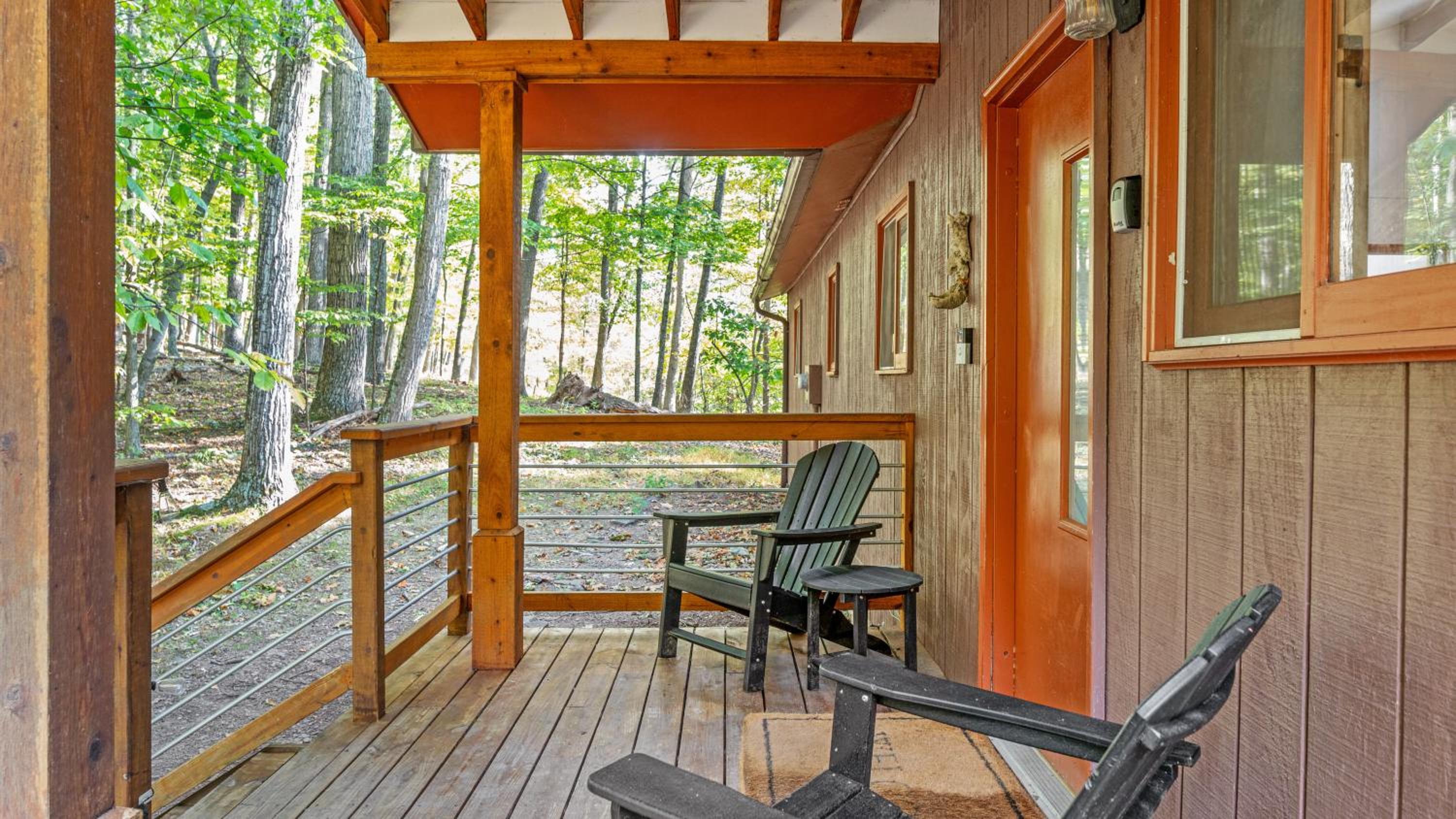 Wooded Nest, Cozy 3BR Chalet Near Spas, Downtown Berkeley Springs & Hiking