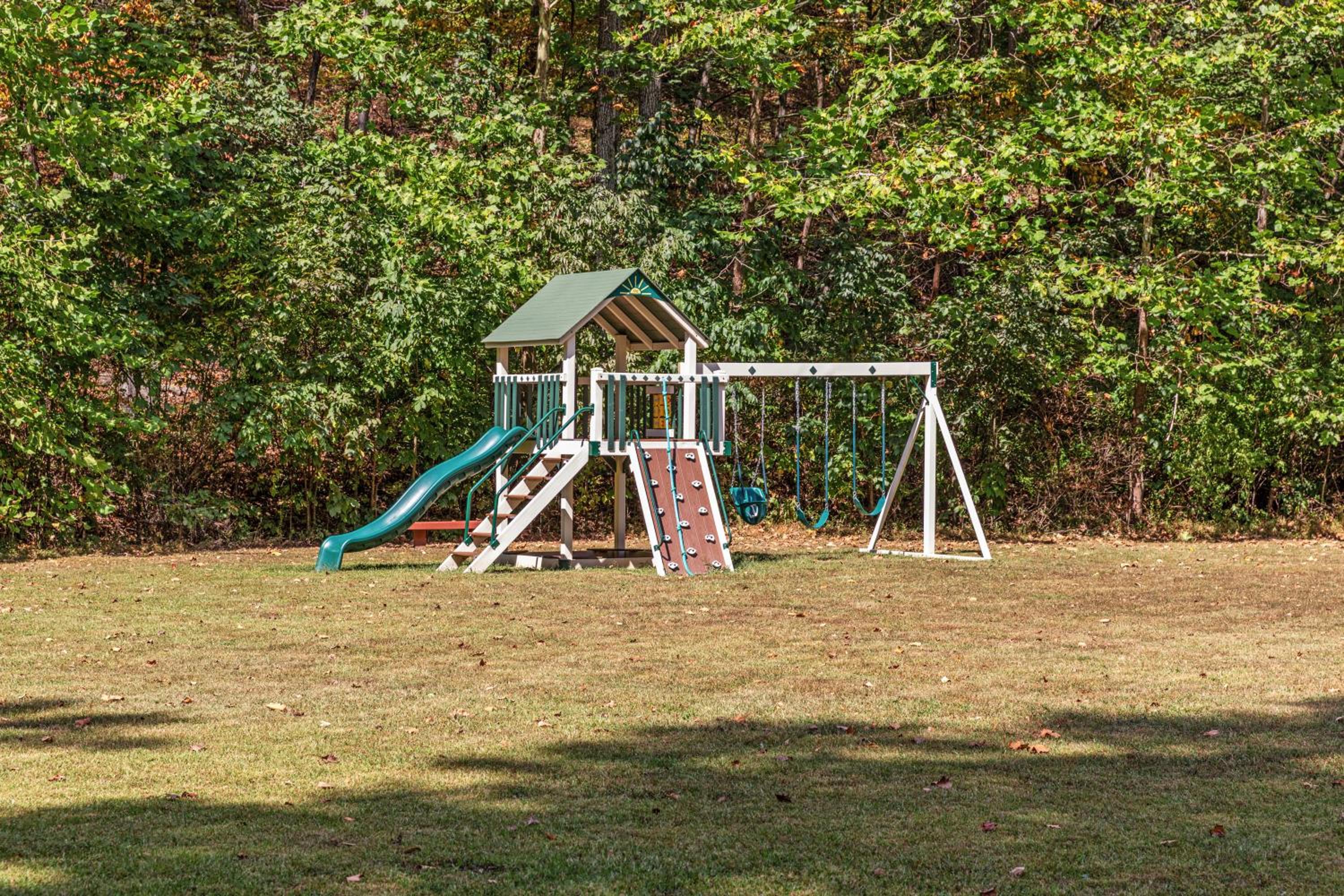 Wooded Nest, Cozy 3BR Chalet Near Spas, Downtown Berkeley Springs & Hiking