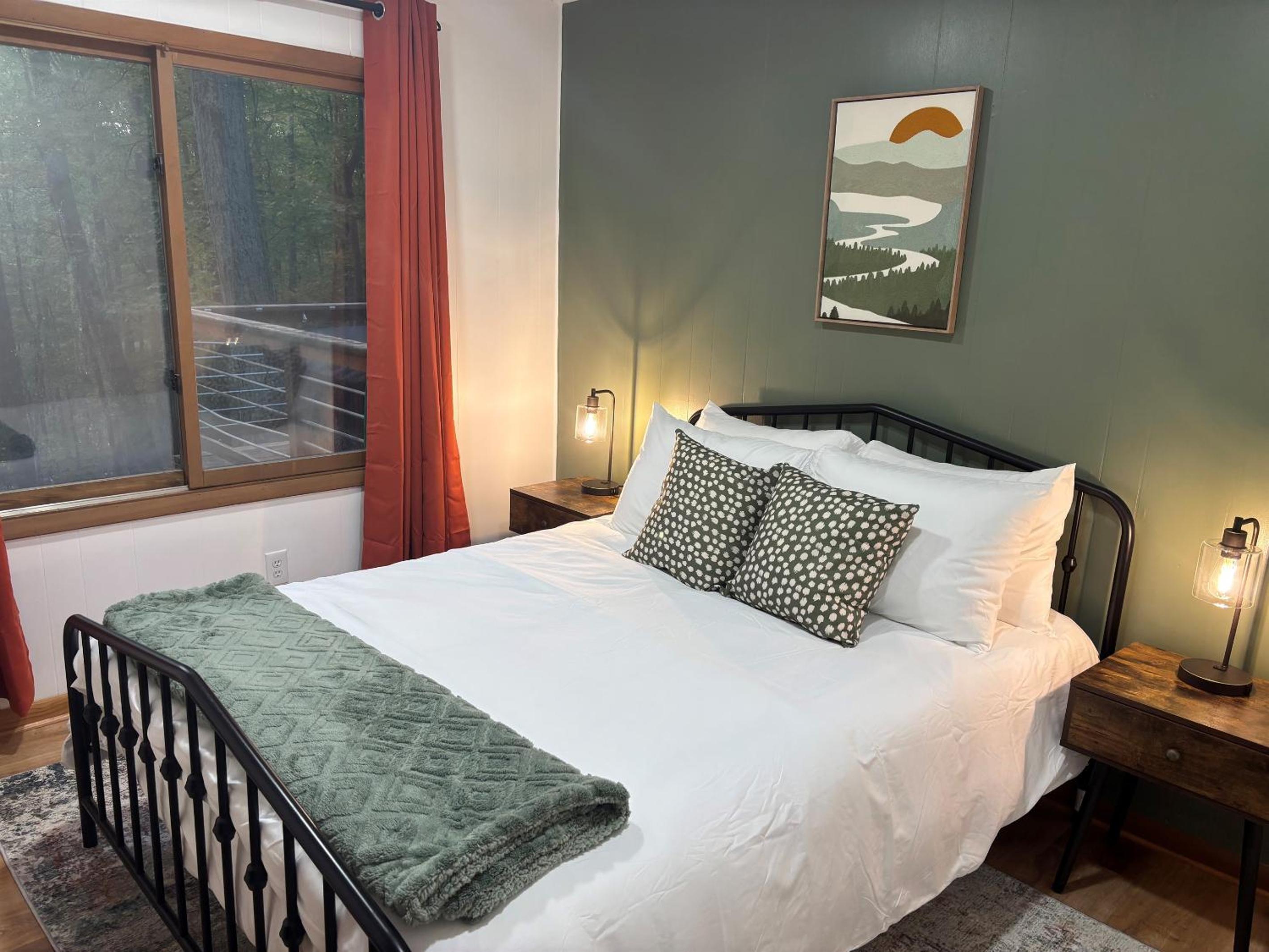 Wooded Nest, Cozy 3BR Chalet Near Spas, Downtown Berkeley Springs & Hiking
