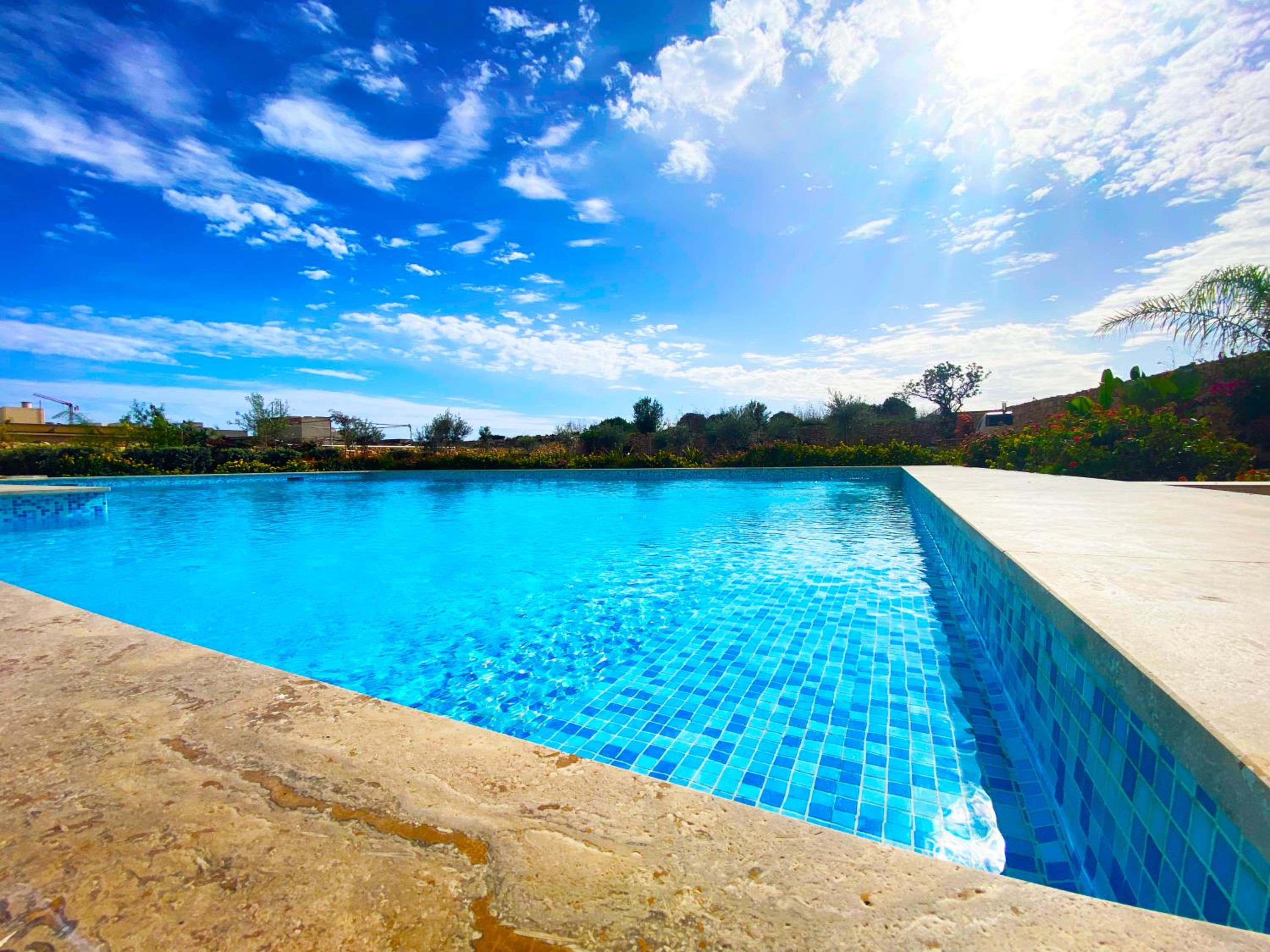 Cliff's Edge Luxury Apartment With Large Pool & Stunning Views