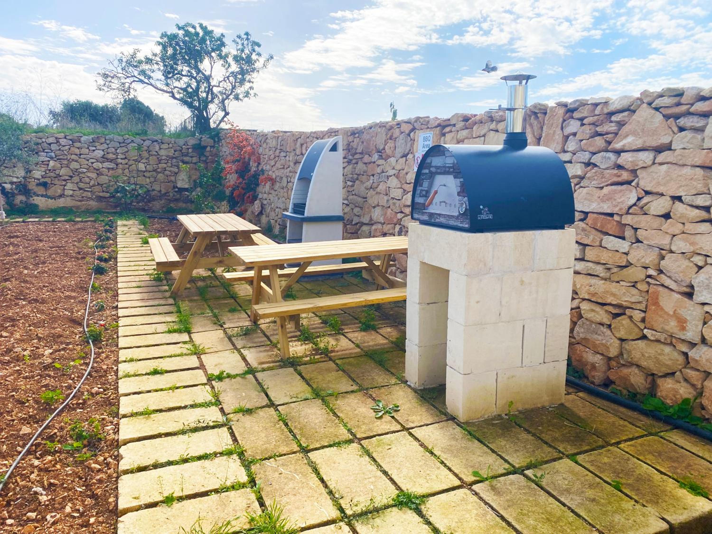 Cliff's Edge Luxury Apartment With Large Pool & Stunning Views
