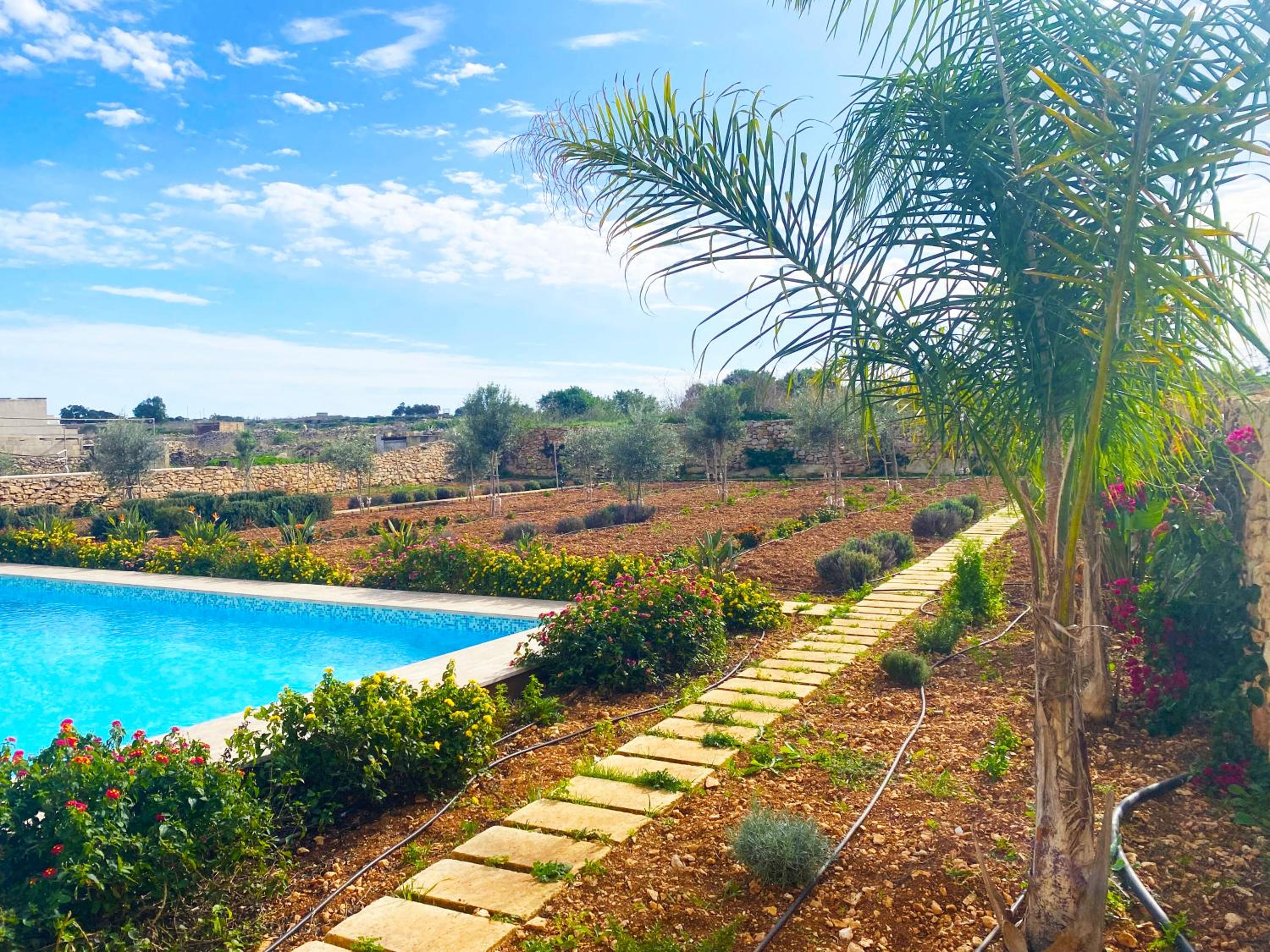 Cliff's Edge Luxury Apartment With Large Pool & Stunning Views