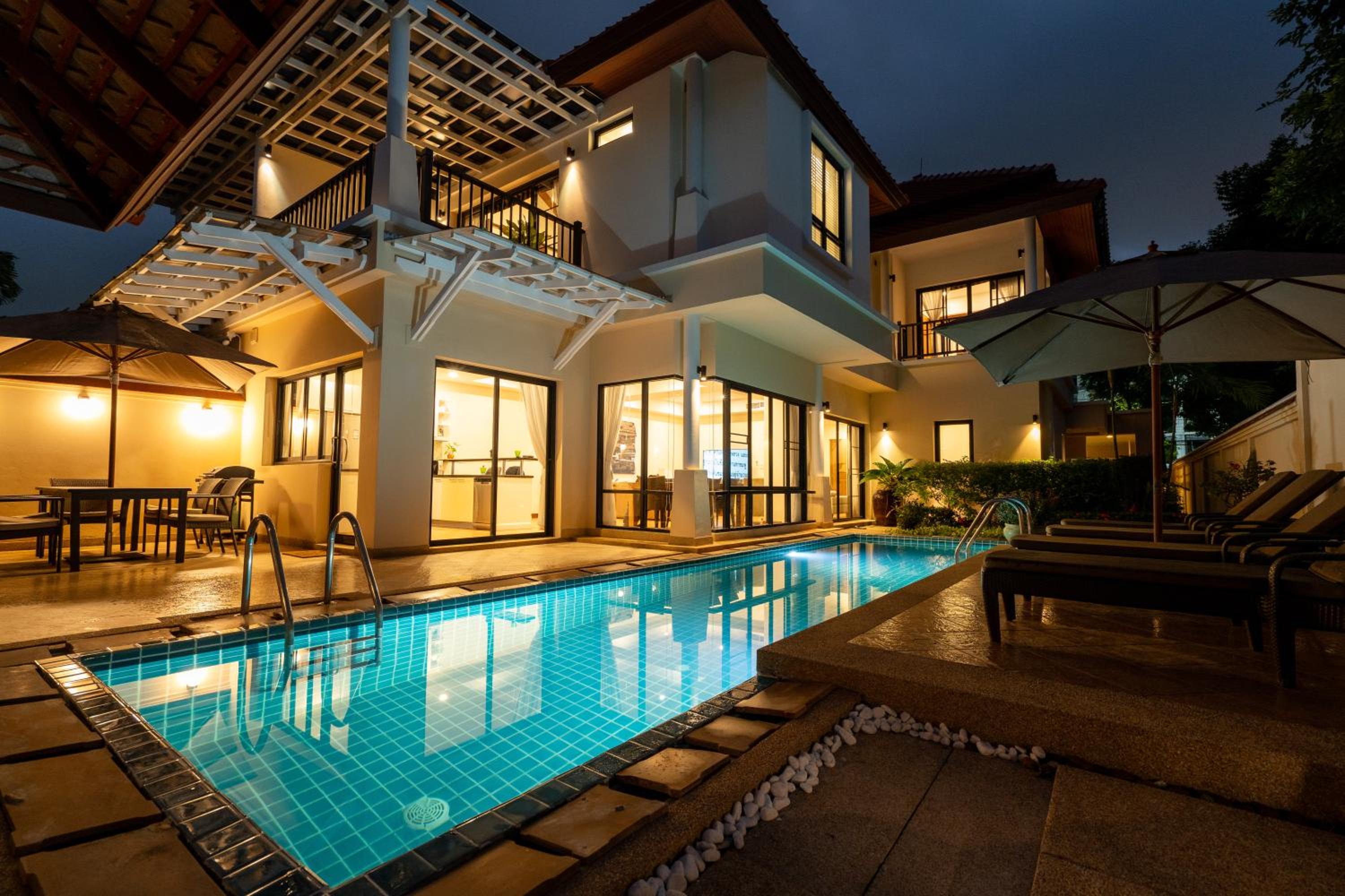Grand 4-Bed Lagoon Villa - Private Pool & Garden - Laguna