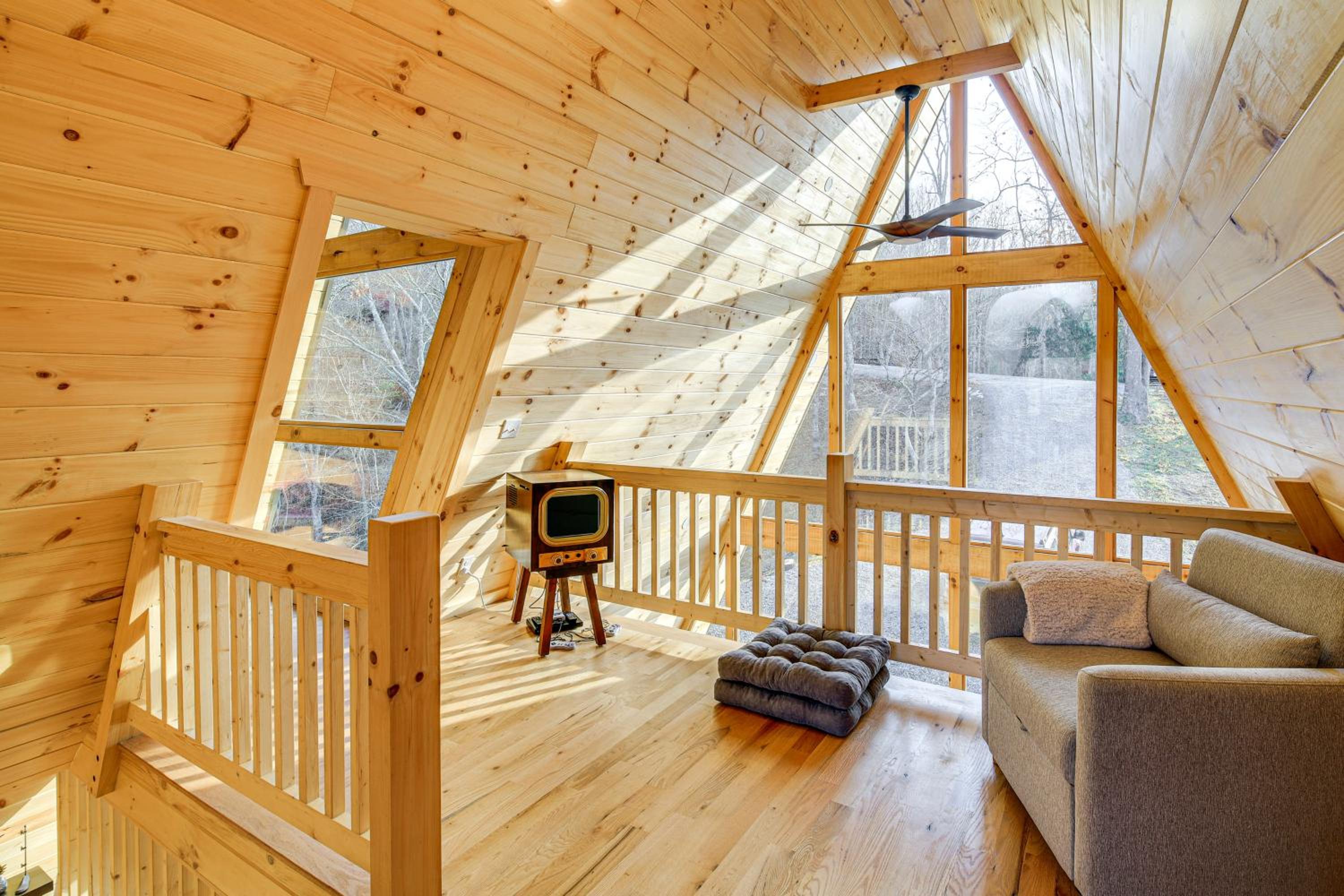 Steps to State Park! A-Frame Cabin in Piney Creek